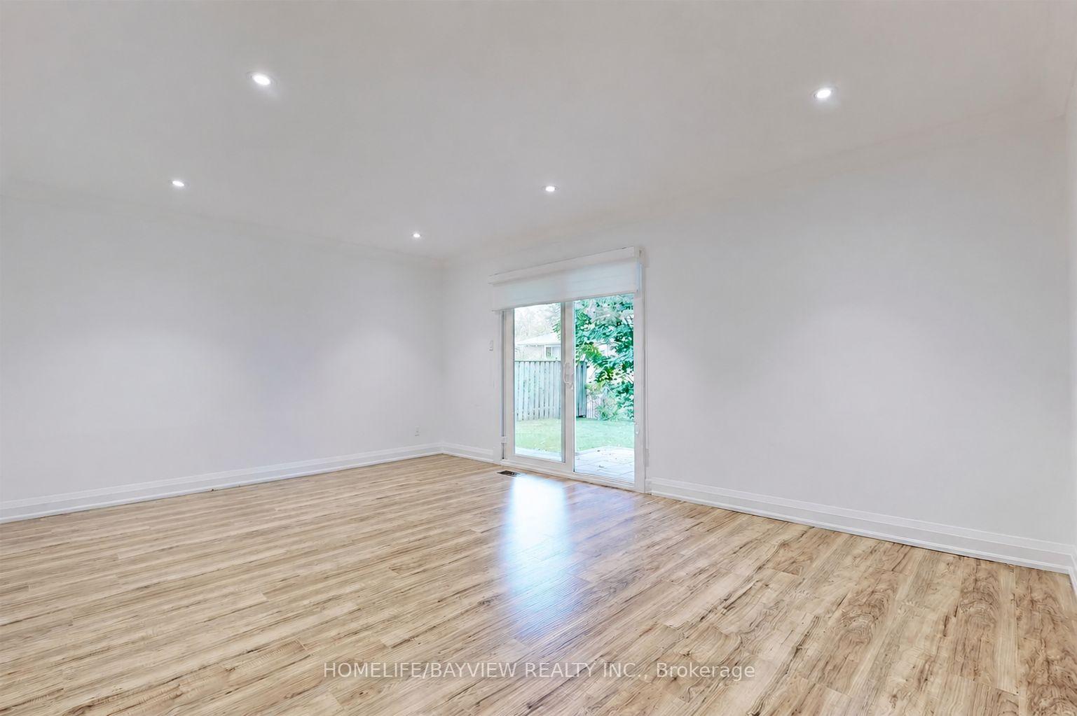 Photo 5 of 663 Conached(lower) Drive, North York, Newtonbrook East — HOMEH