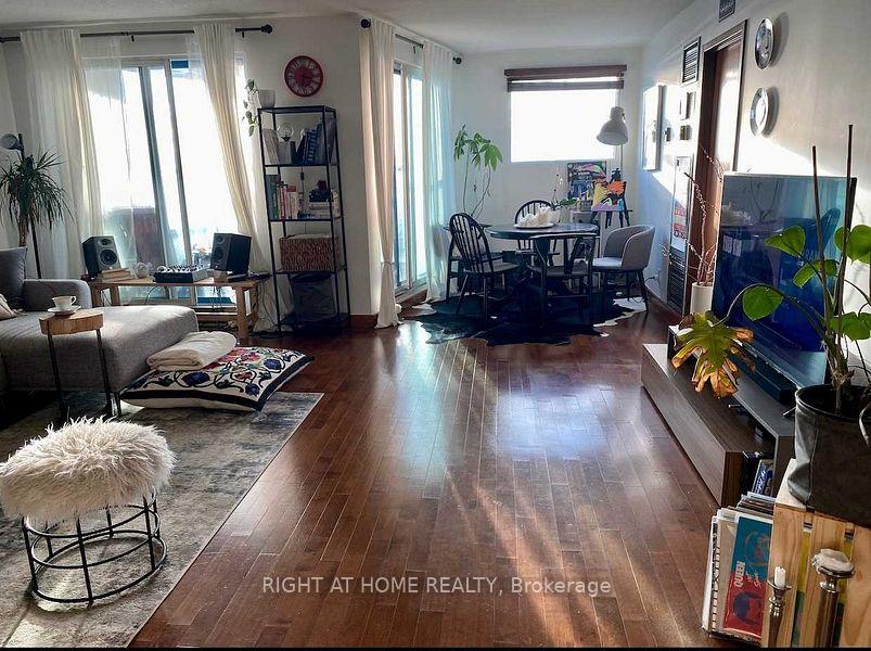 Photo 5 of Unit 2012, 99 Harbour Square, Toronto, Waterfront Communities — HOMEH