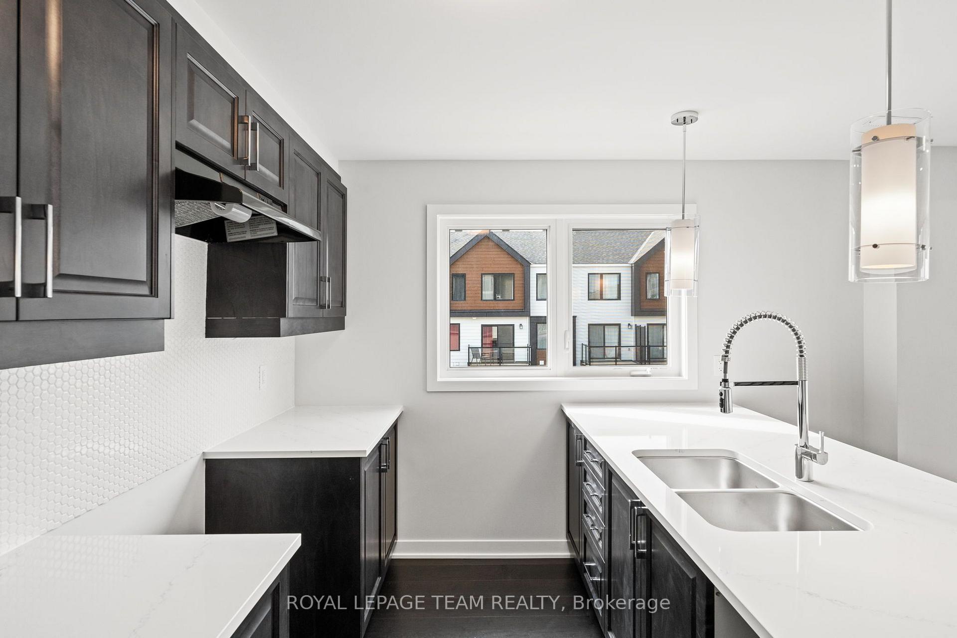 Photo 8 of 2031 Blossite Private, Ottawa, Barrhaven - Heritage Park — HOMEH