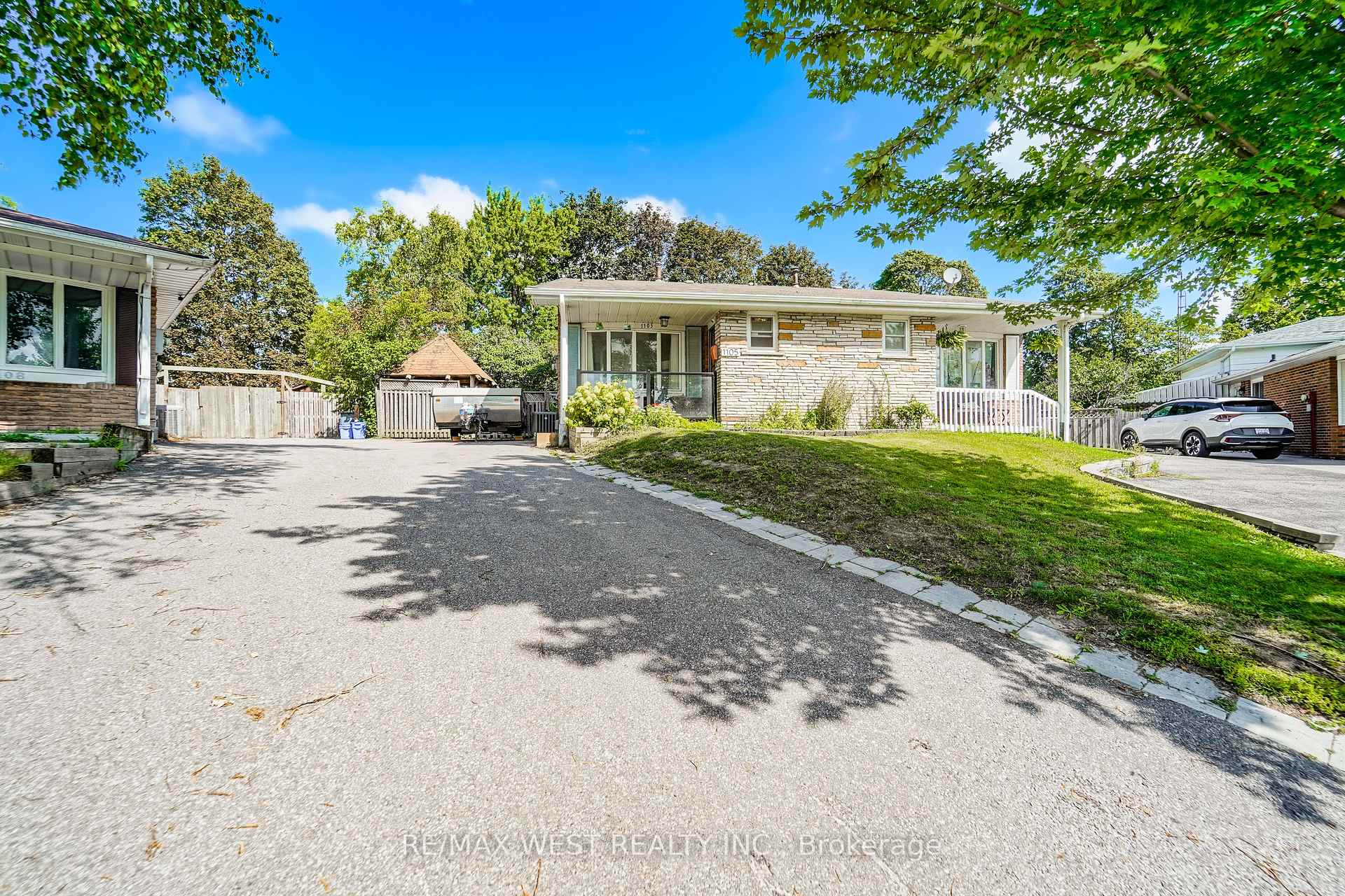Photo 2 of 1105 Valley Court, Oshawa, Lakeview — HOMEH