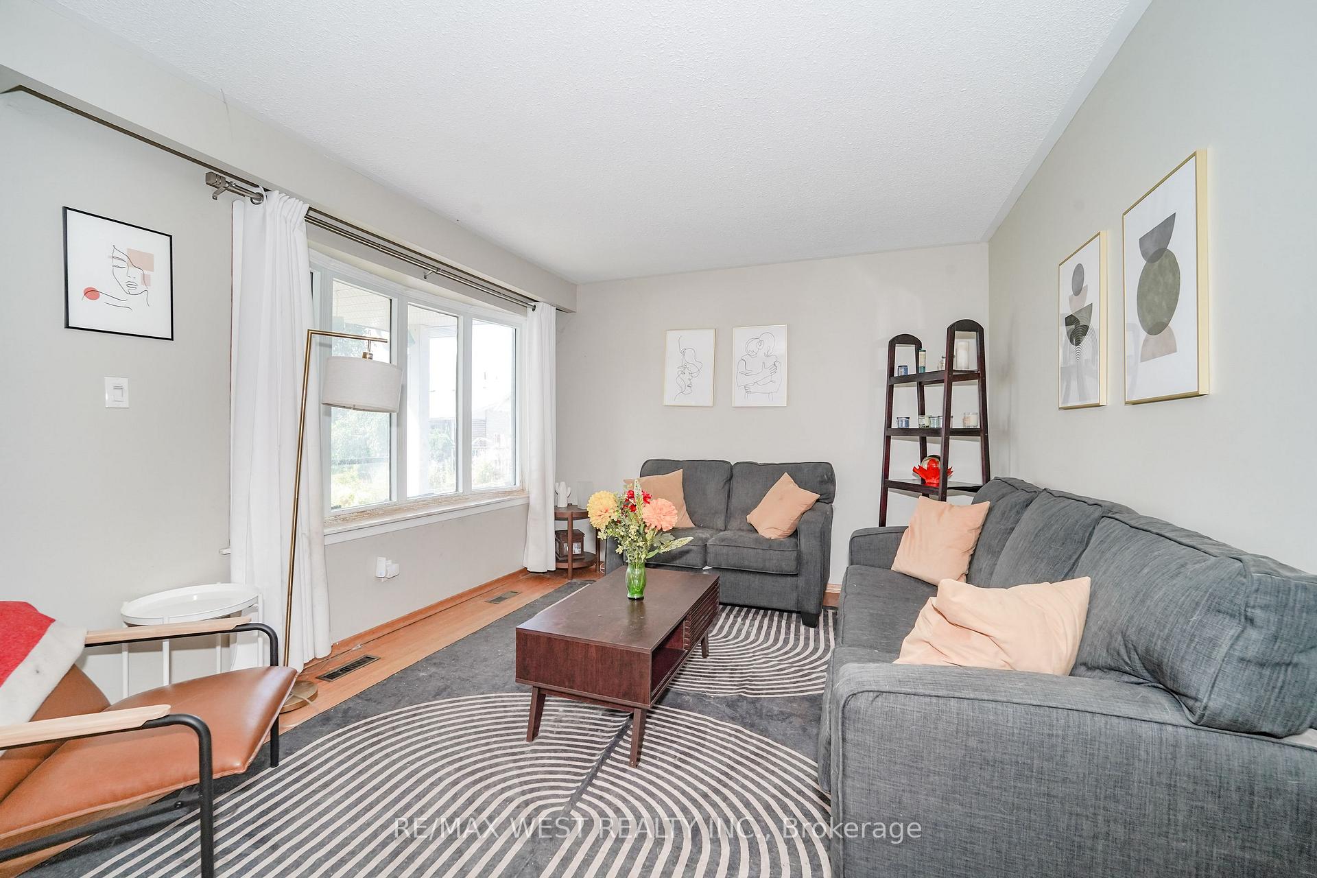 Photo 4 of 1105 Valley Court, Oshawa, Lakeview — HOMEH