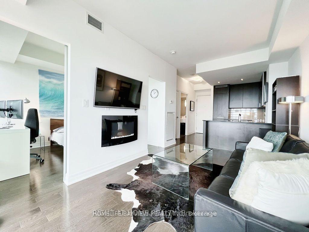 Photo 10 of Unit 3709, 8 The Esplanade, Toronto, Waterfront Communities — HOMEH