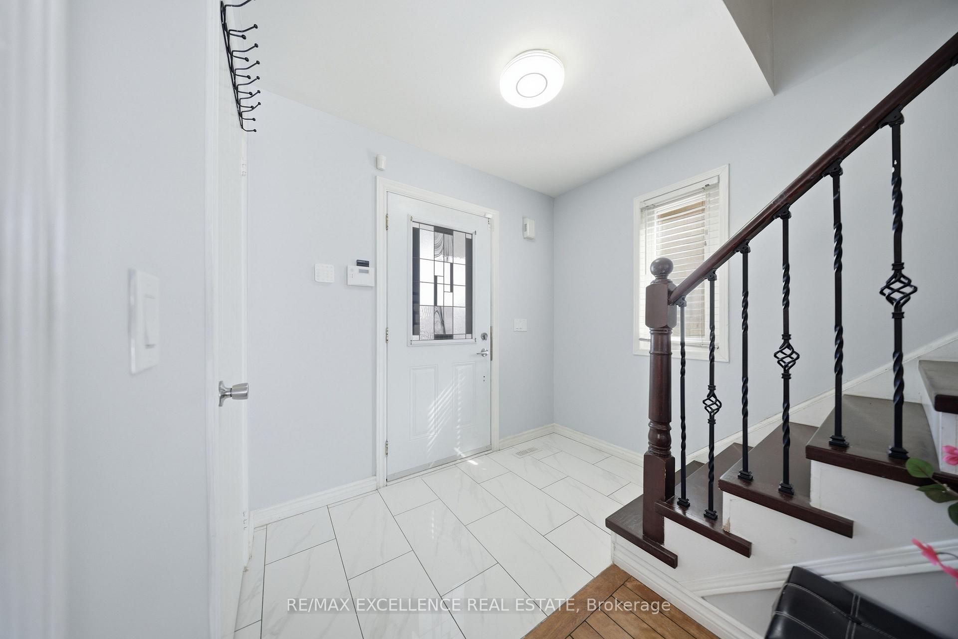Photo 2 of 46 Nectarine Crescent, Brampton, Westgate — HOMEH