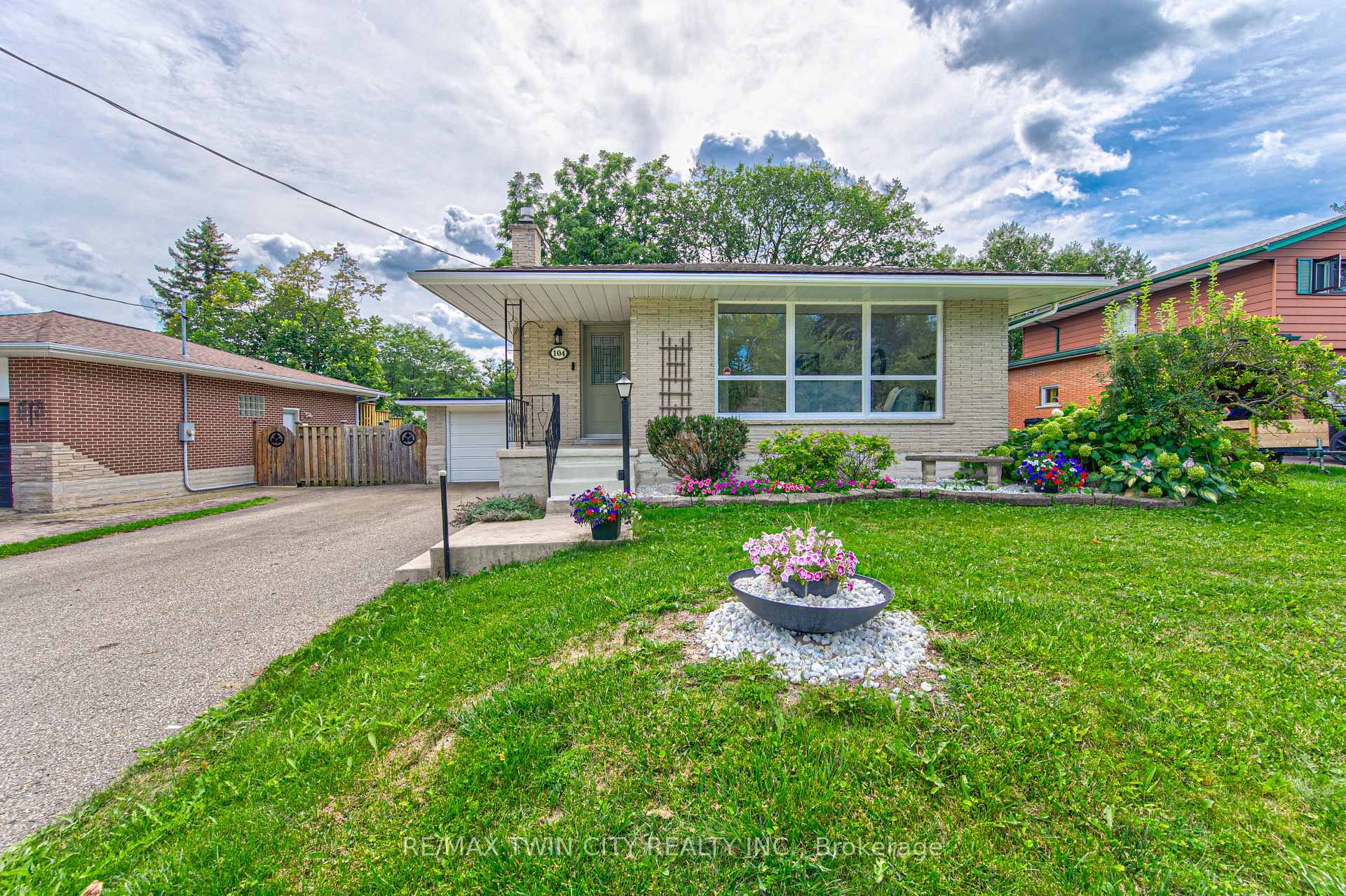 Photo 1 of 104 Springbank Crescent, Waterloo — HOMEH