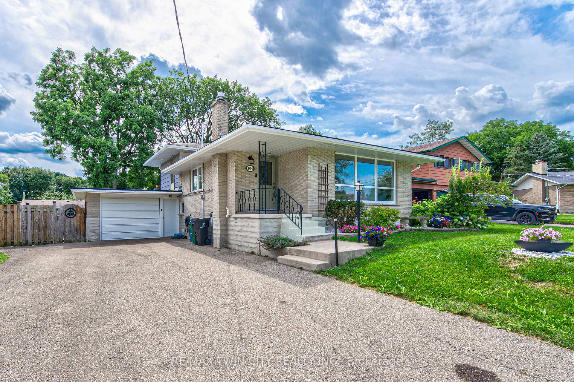 Photo 2 of 104 Springbank Crescent, Waterloo — HOMEH