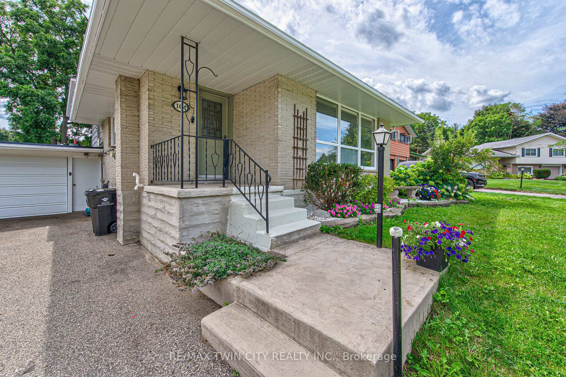 Photo 3 of 104 Springbank Crescent, Waterloo — HOMEH