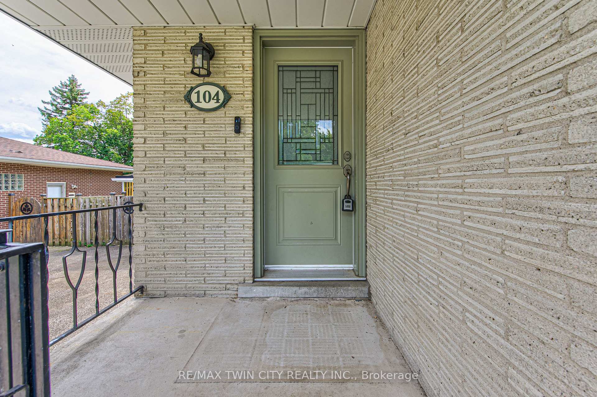 Photo 4 of 104 Springbank Crescent, Waterloo — HOMEH