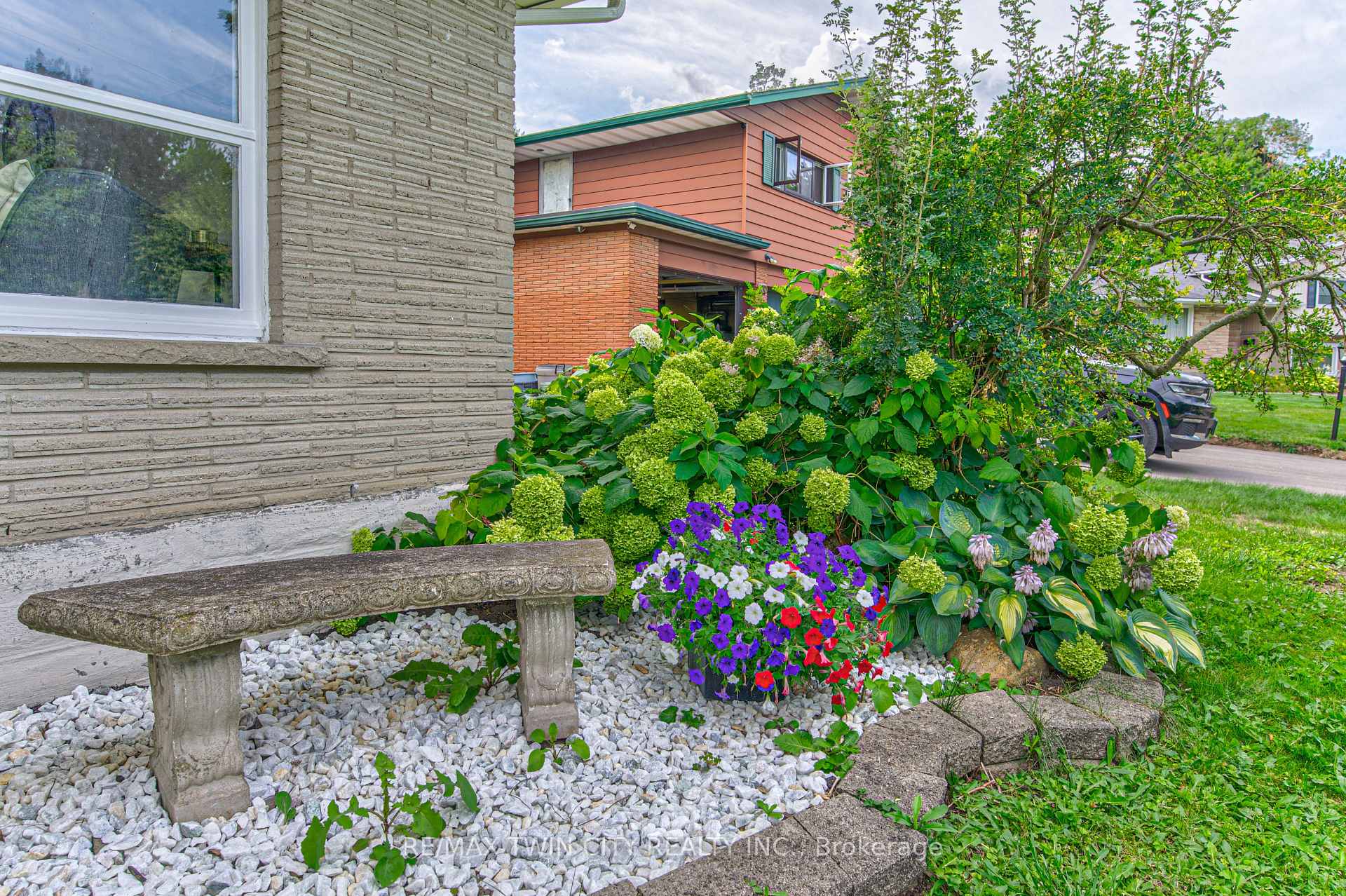 Photo 5 of 104 Springbank Crescent, Waterloo — HOMEH