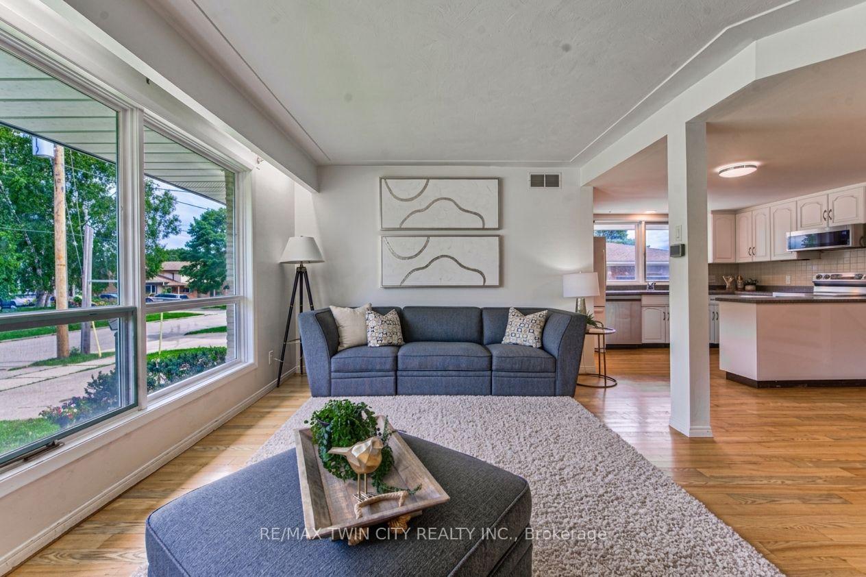 Photo 14 of 104 Springbank Crescent, Waterloo — HOMEH