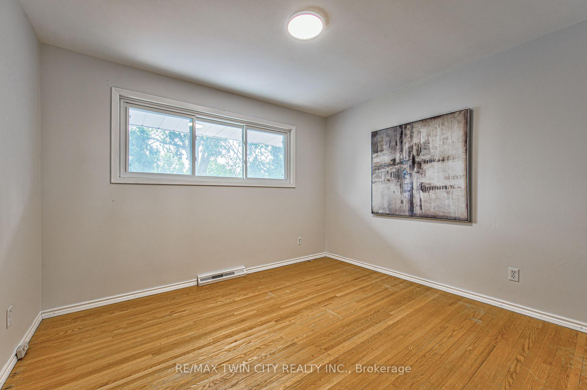 Photo 16 of 104 Springbank Crescent, Waterloo — HOMEH