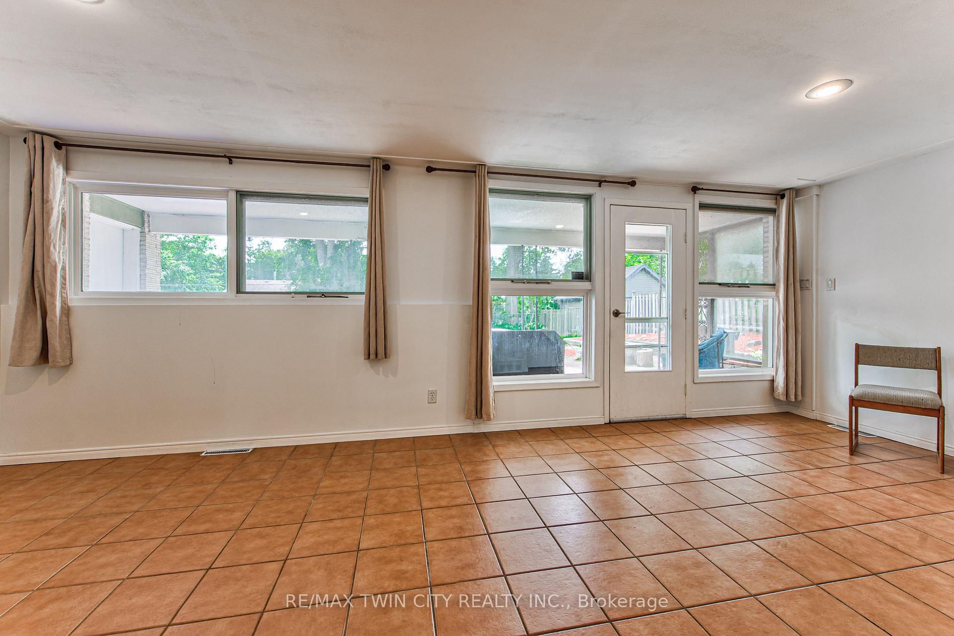 Photo 21 of 104 Springbank Crescent, Waterloo — HOMEH