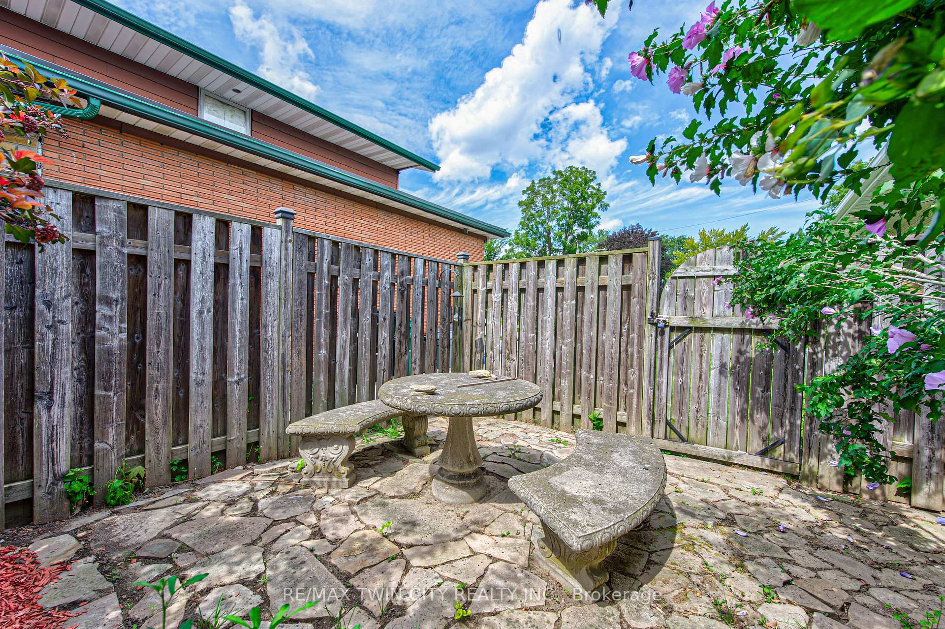 Photo 37 of 104 Springbank Crescent, Waterloo — HOMEH