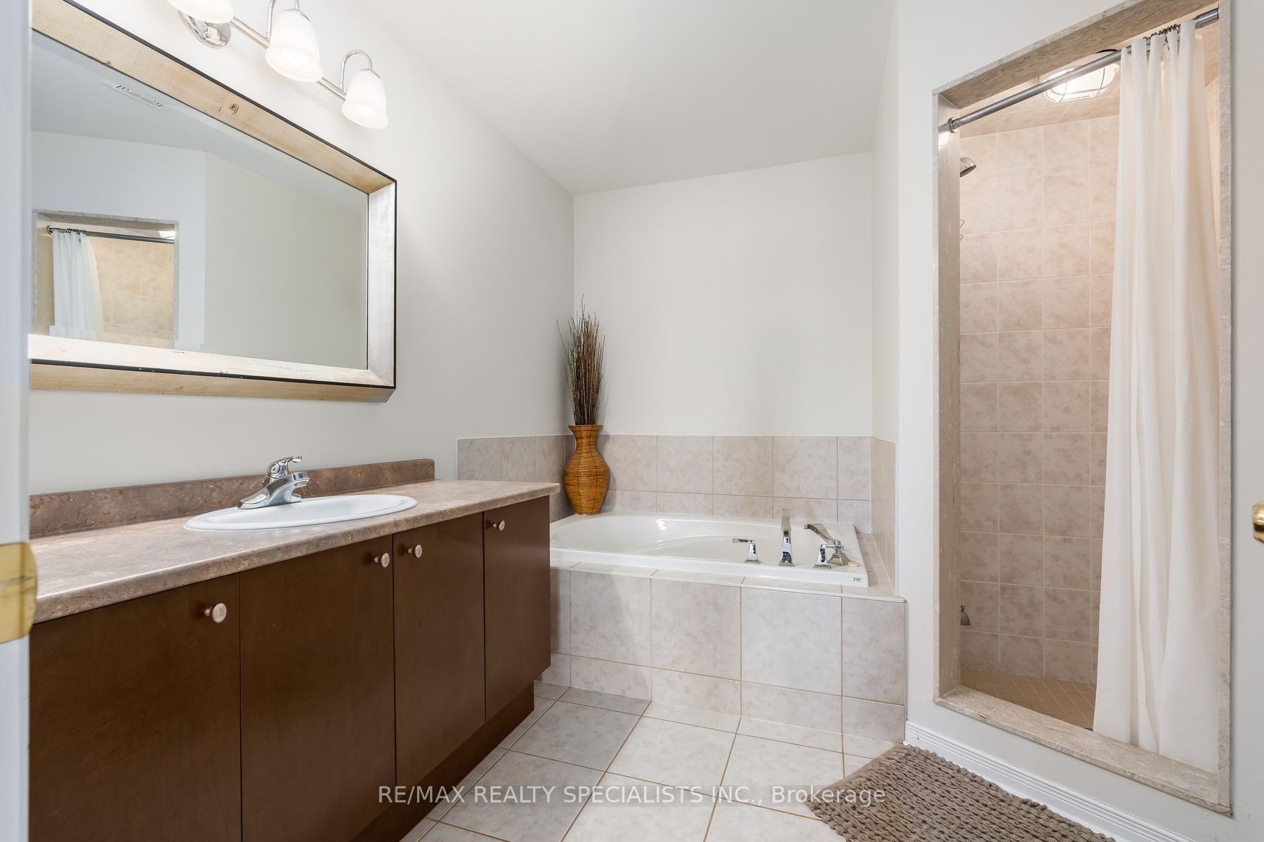 Photo 23 of 28 Chetholme Place, Halton Hills, Georgetown — HOMEH