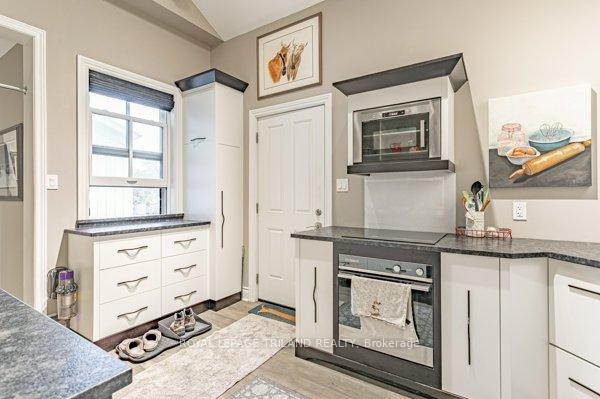Photo 17 of 848 Dundas Street E, London, East G — HOMEH