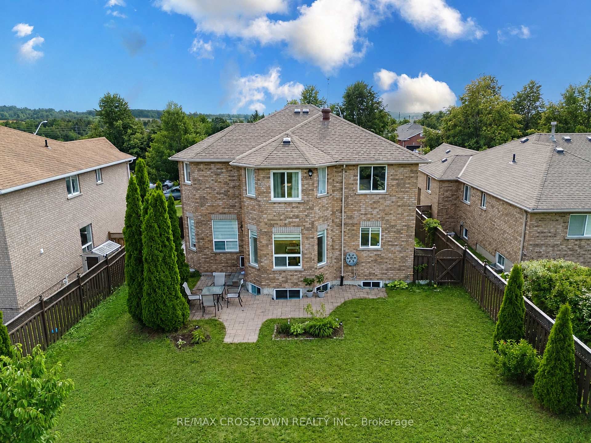 Photo 3 of 31 Logan Court, Barrie, Holly — HOMEH