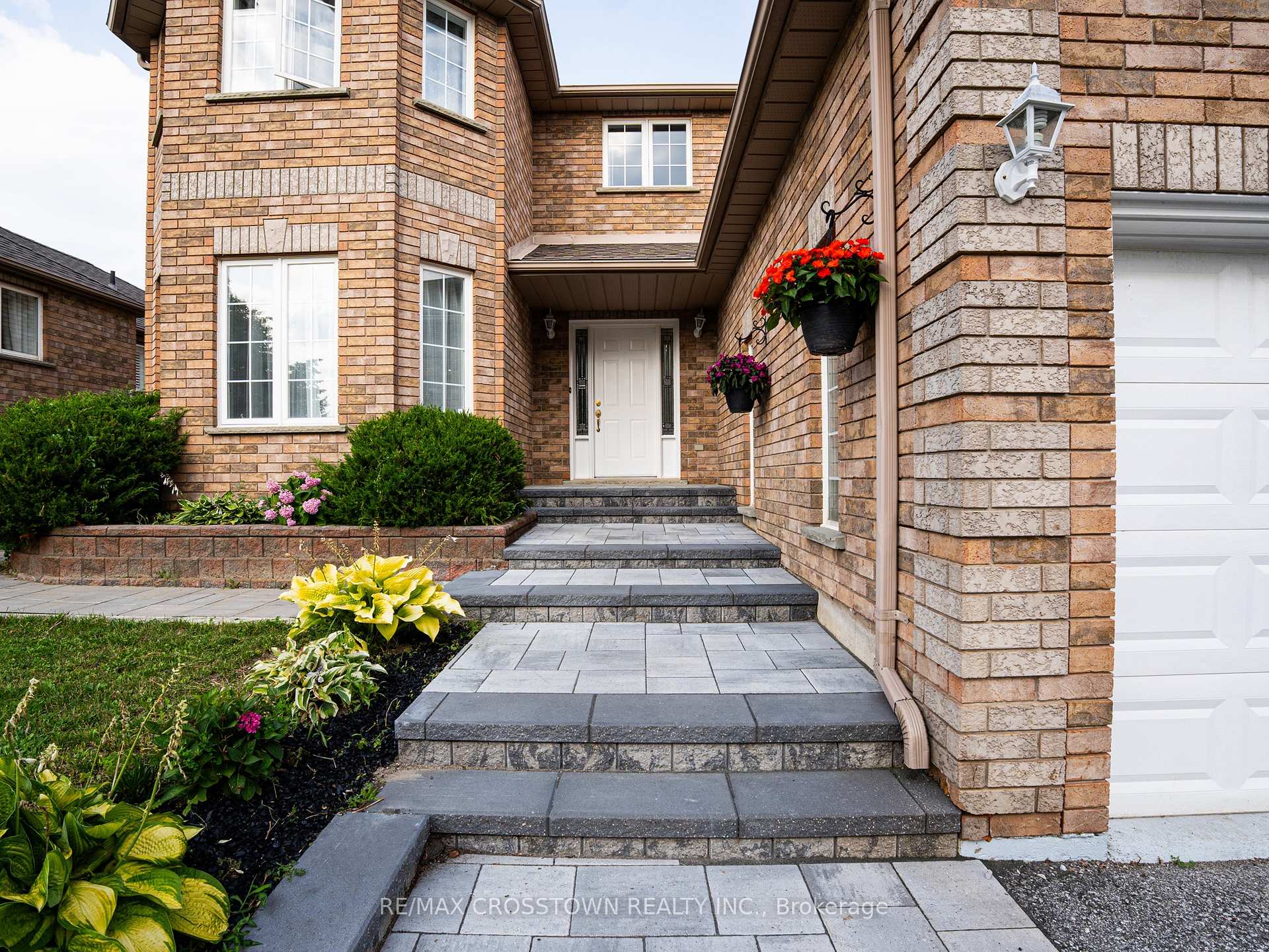 Photo 4 of 31 Logan Court, Barrie, Holly — HOMEH