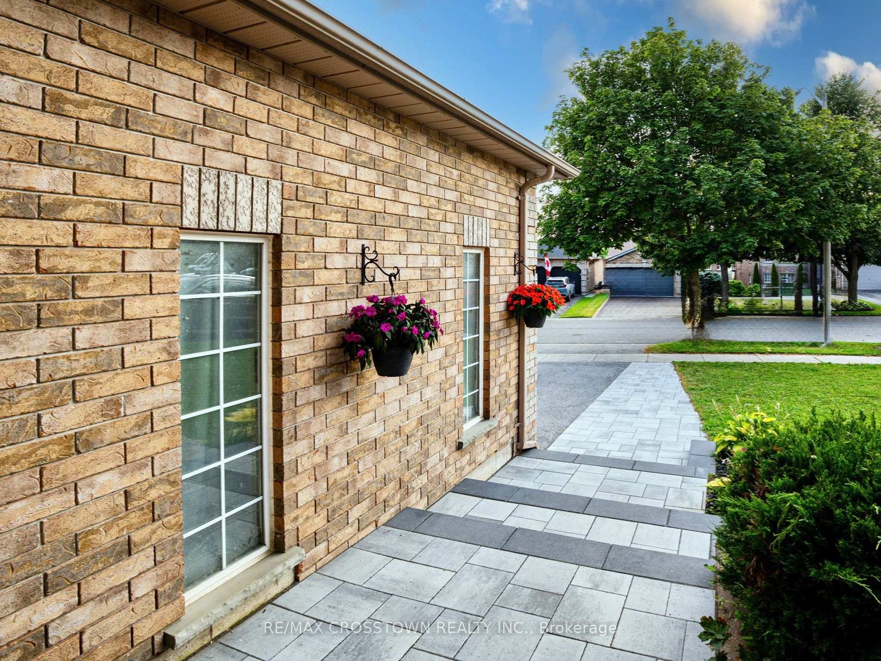 Photo 5 of 31 Logan Court, Barrie, Holly — HOMEH