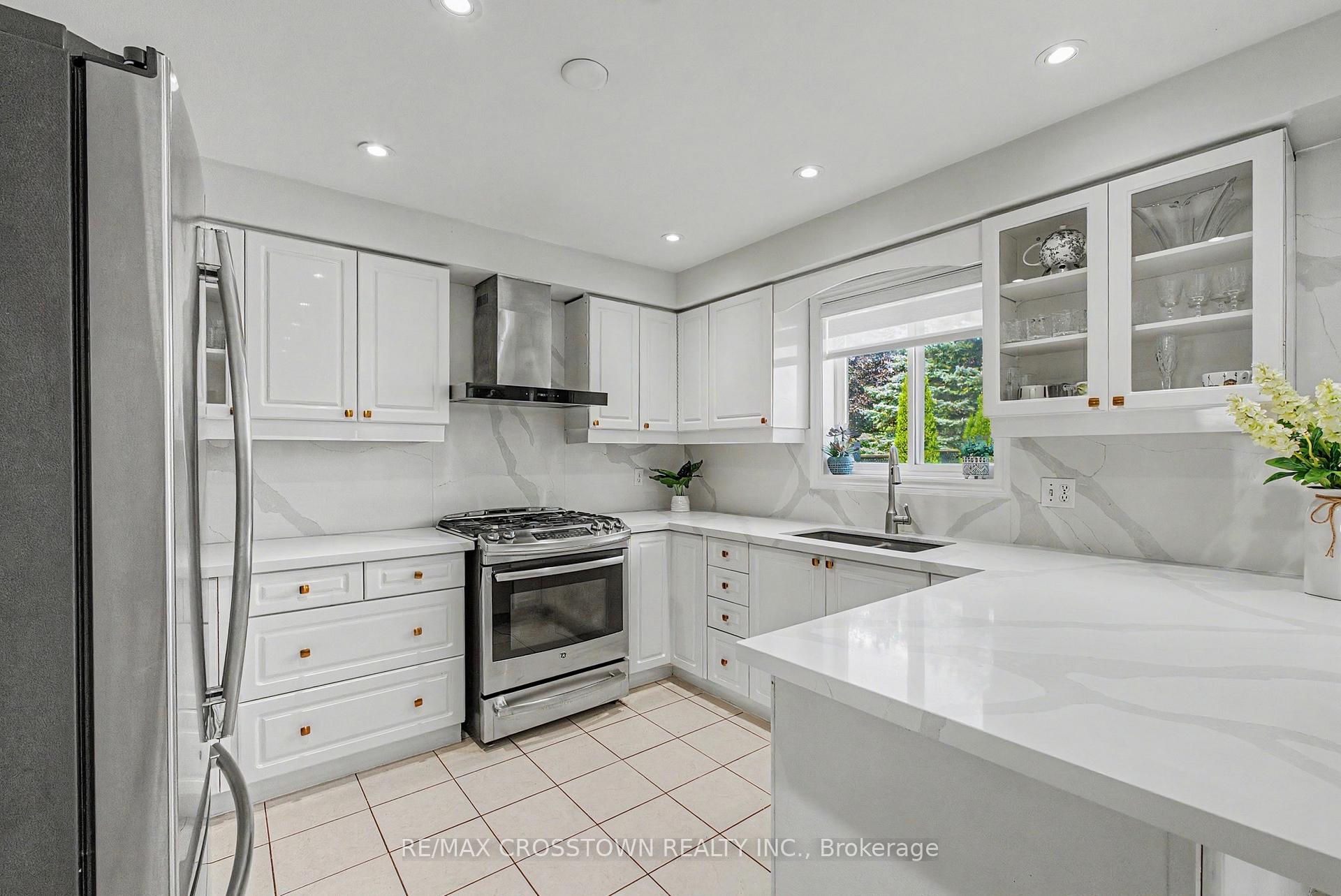 Photo 11 of 31 Logan Court, Barrie, Holly — HOMEH