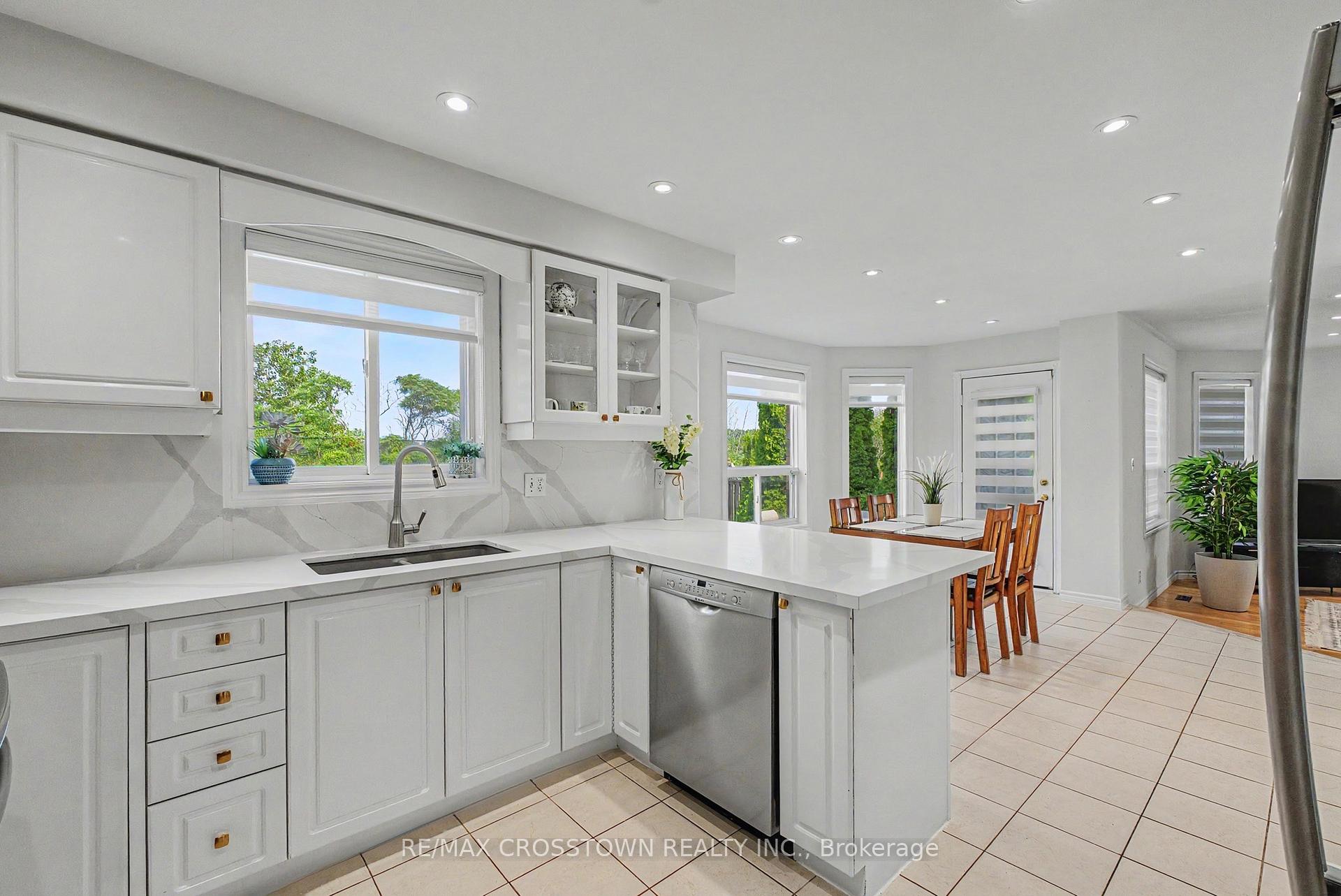Photo 12 of 31 Logan Court, Barrie, Holly — HOMEH