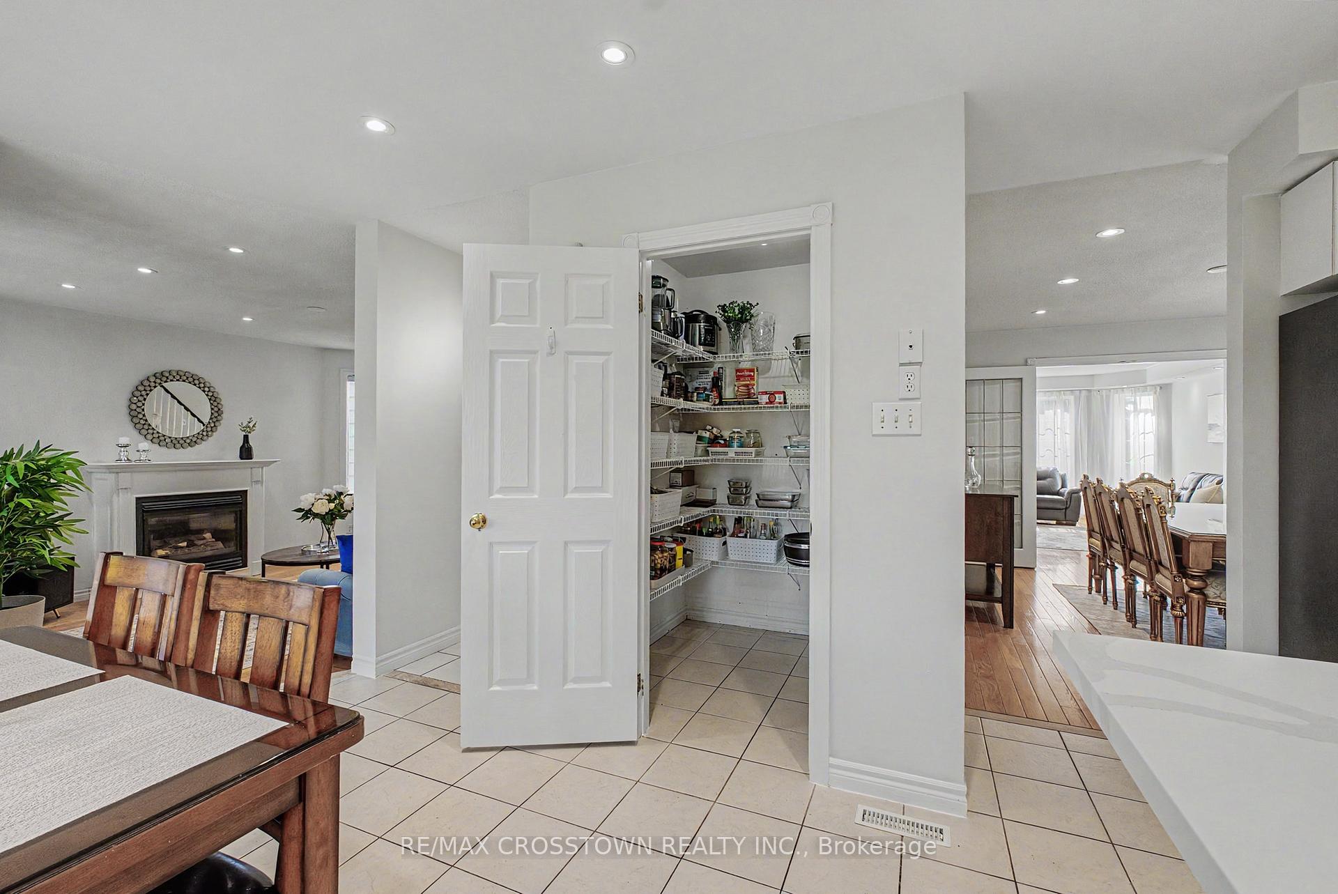 Photo 13 of 31 Logan Court, Barrie, Holly — HOMEH