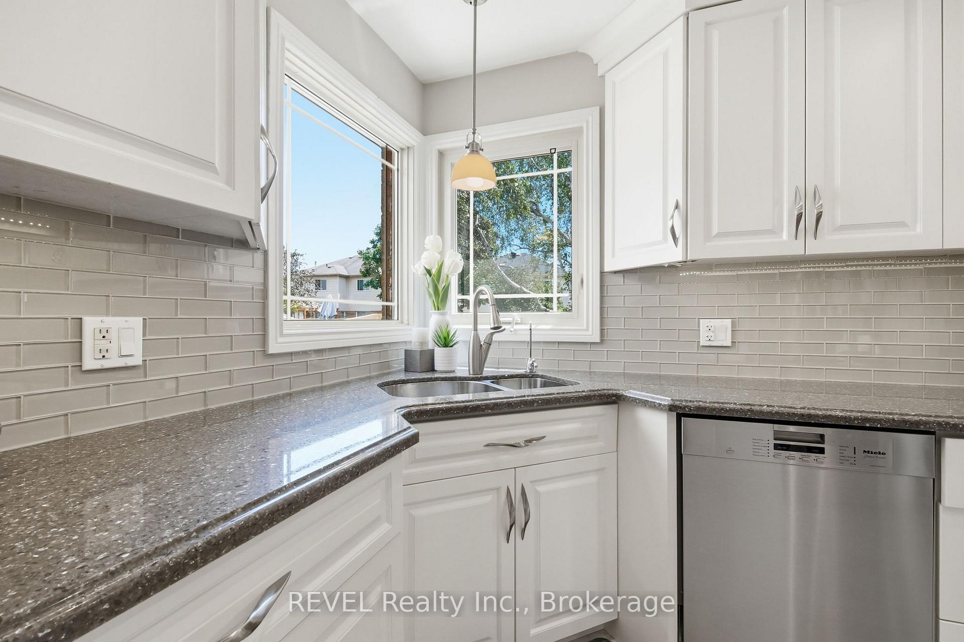 Photo 16 of 29 Stratton Crescent, Whitby, Rolling Acres — HOMEH
