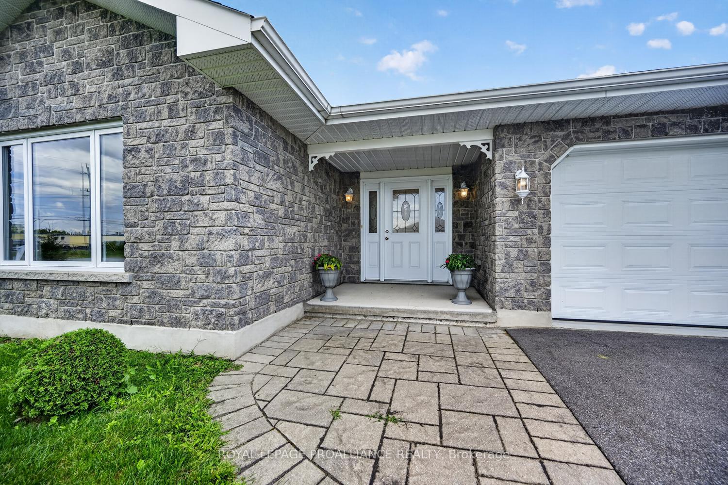 Photo 5 of 10726 West End Terrace E, South Dundas, Iroquois — HOMEH