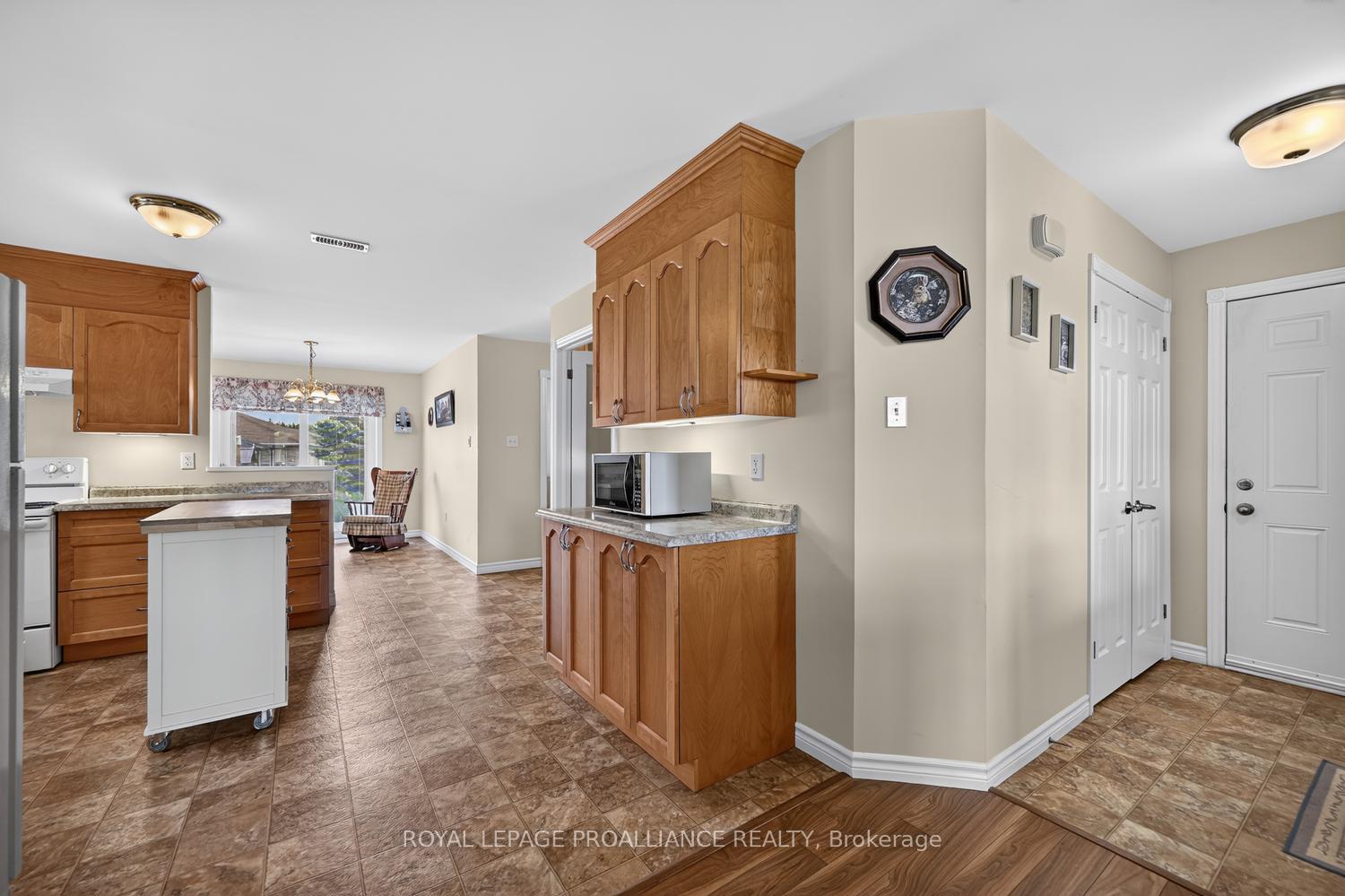Photo 10 of 10726 West End Terrace E, South Dundas, Iroquois — HOMEH