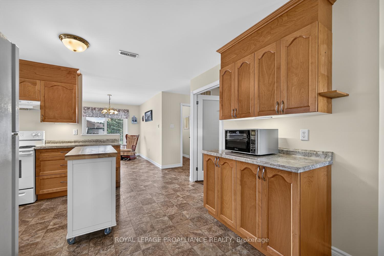 Photo 11 of 10726 West End Terrace E, South Dundas, Iroquois — HOMEH
