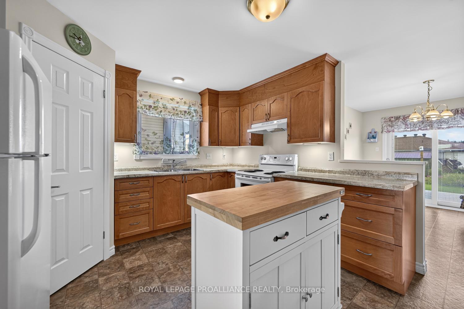 Photo 12 of 10726 West End Terrace E, South Dundas, Iroquois — HOMEH