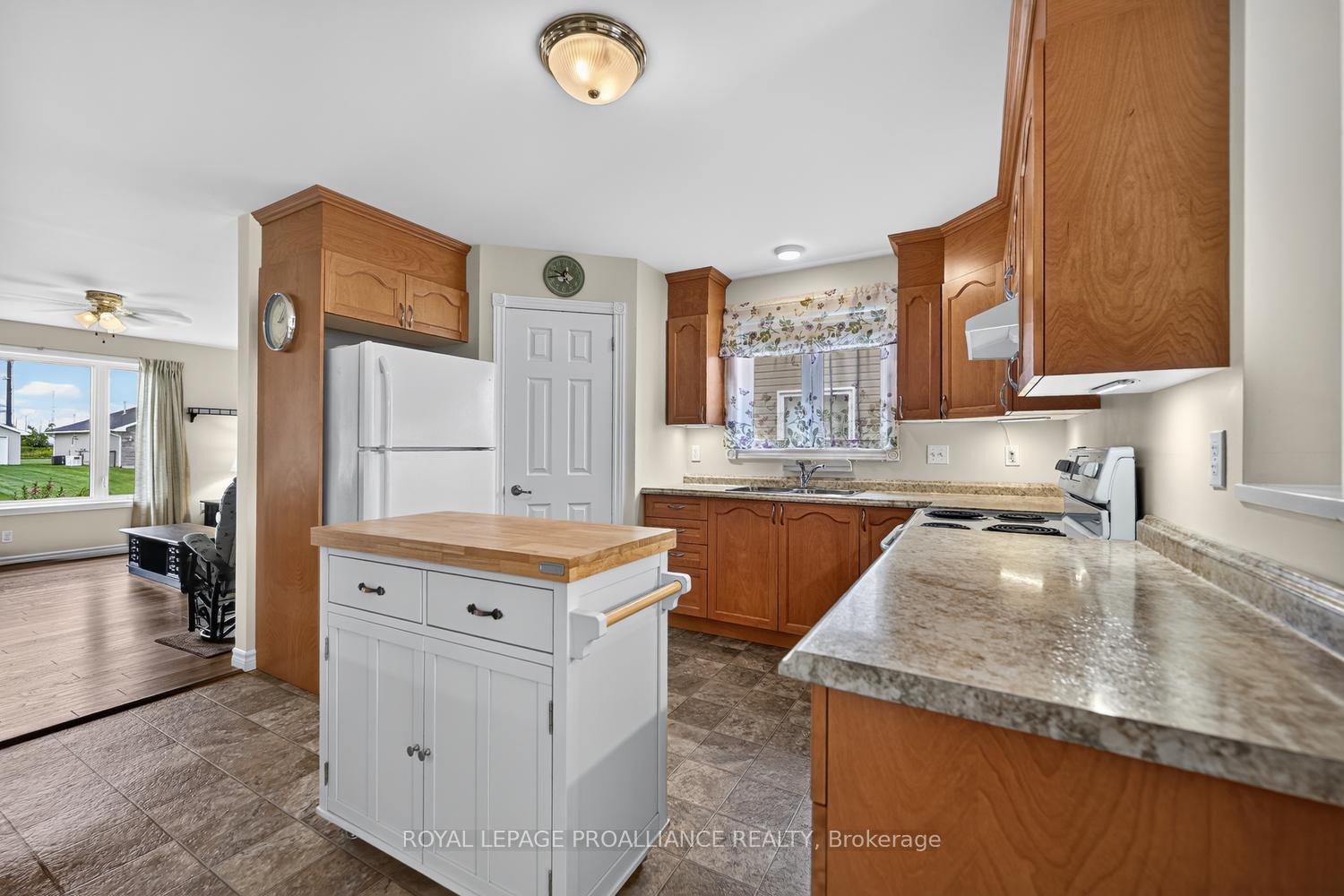 Photo 13 of 10726 West End Terrace E, South Dundas, Iroquois — HOMEH