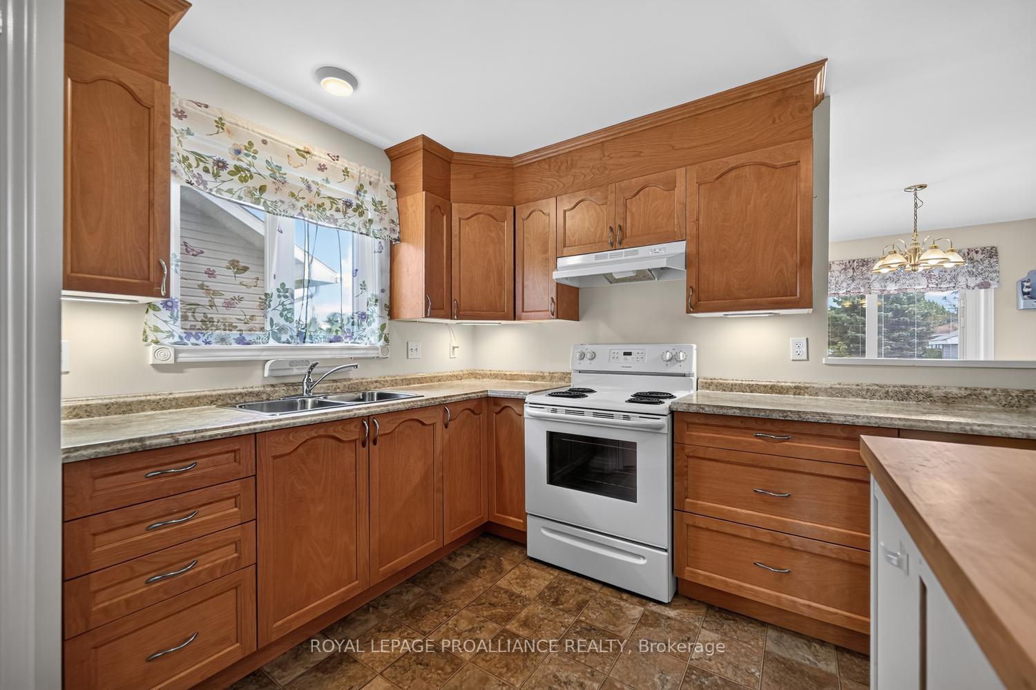 Photo 14 of 10726 West End Terrace E, South Dundas, Iroquois — HOMEH