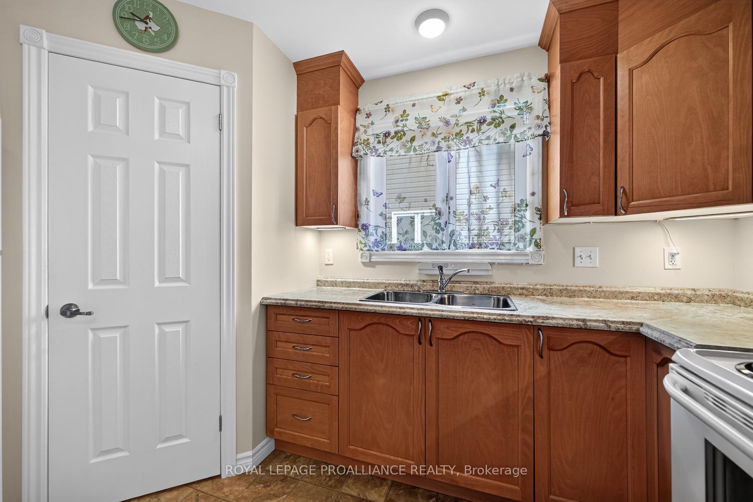 Photo 16 of 10726 West End Terrace E, South Dundas, Iroquois — HOMEH