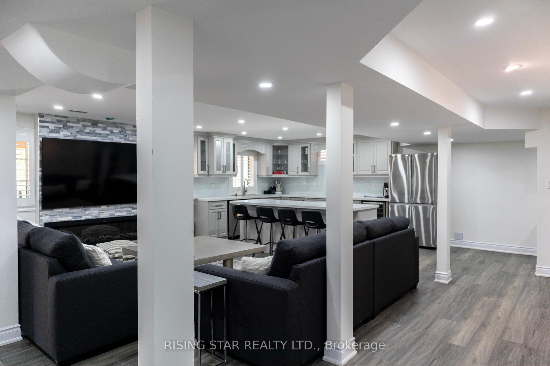 Photo 51 of 60 Golden Hawk Drive, Hamilton, Waterdown — HOMEH