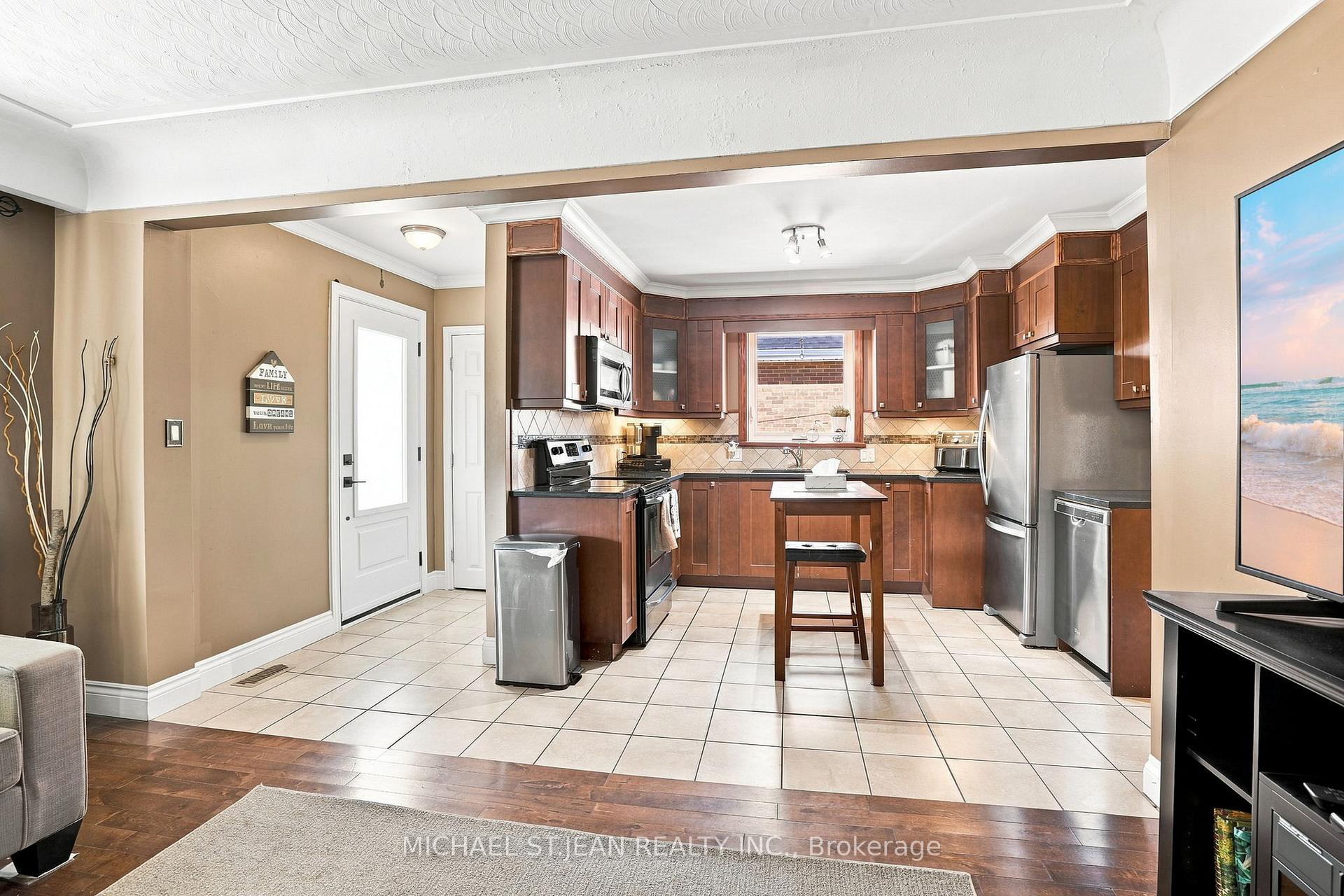Photo 8 of 111 Sharon Avenue, Hamilton, Sunninghill — HOMEH