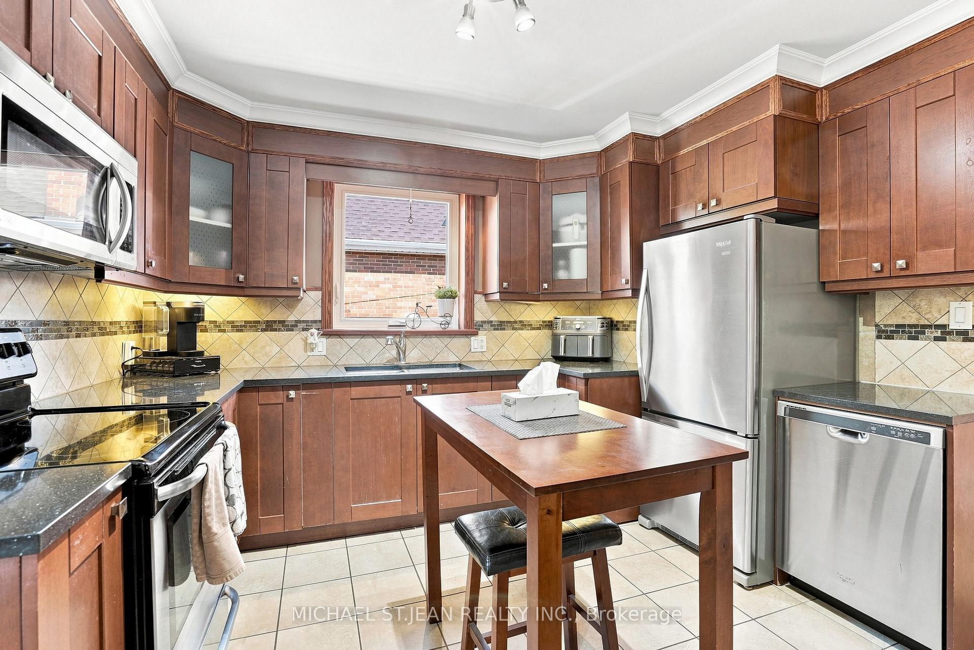 Photo 10 of 111 Sharon Avenue, Hamilton, Sunninghill — HOMEH
