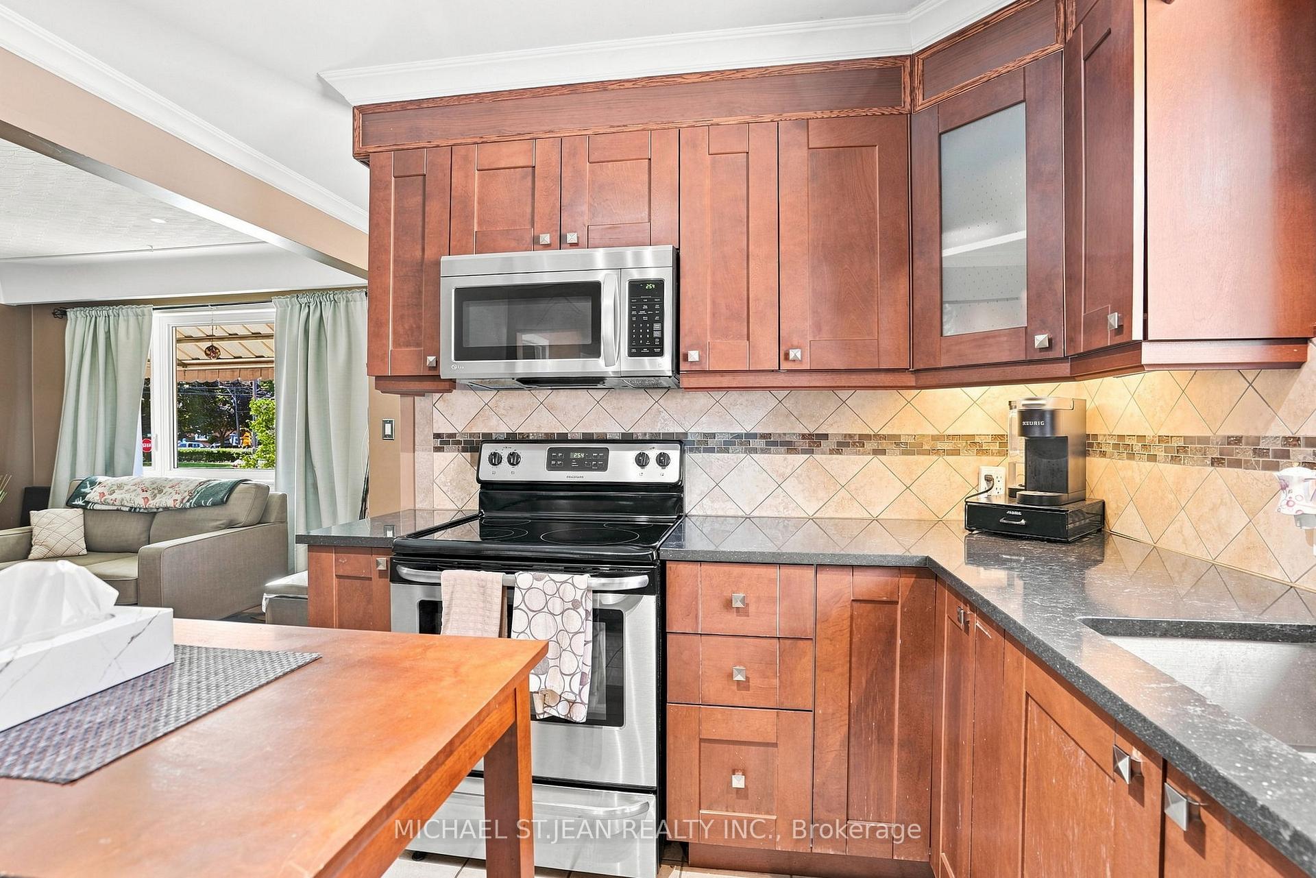 Photo 11 of 111 Sharon Avenue, Hamilton, Sunninghill — HOMEH