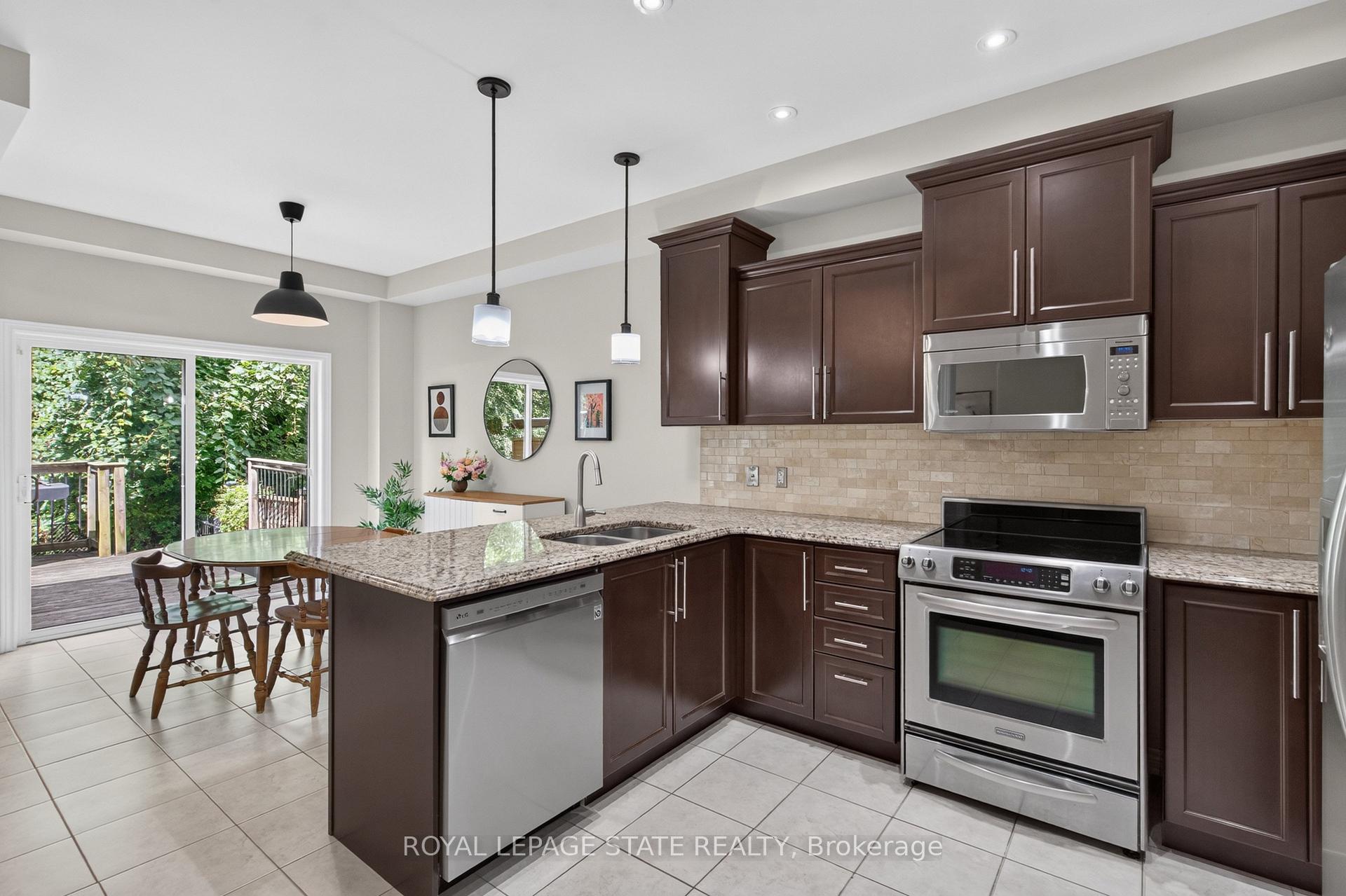 Photo 16 of 82 Maplevale Drive, Hamilton, Ancaster — HOMEH