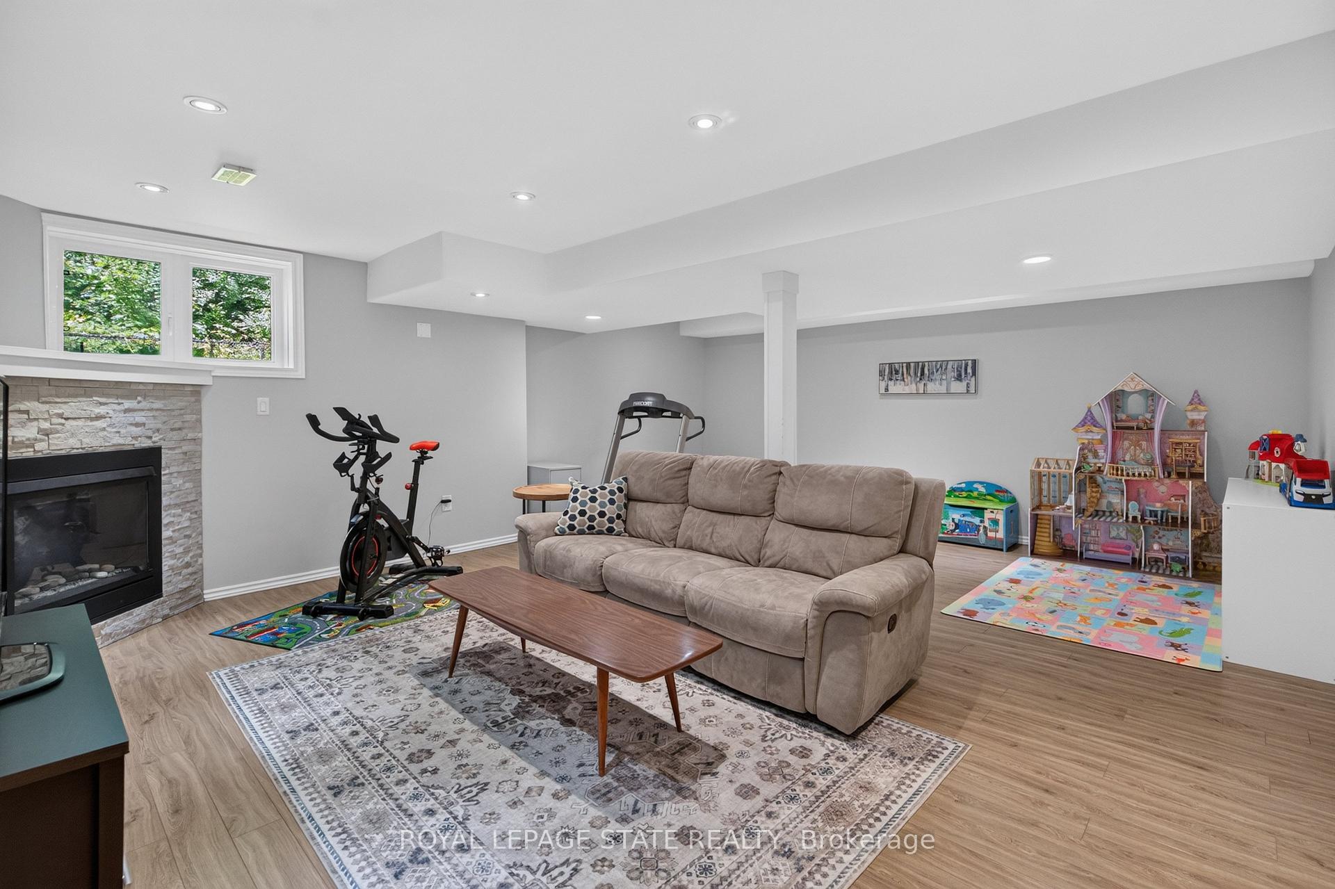 Photo 28 of 82 Maplevale Drive, Hamilton, Ancaster — HOMEH