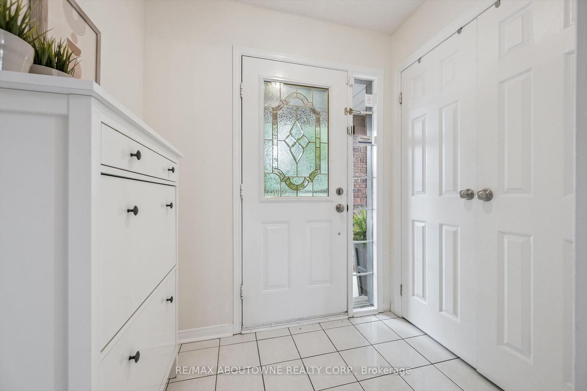 Photo 4 of 416 Marlatt Drive, Oakville, River Oaks — HOMEH