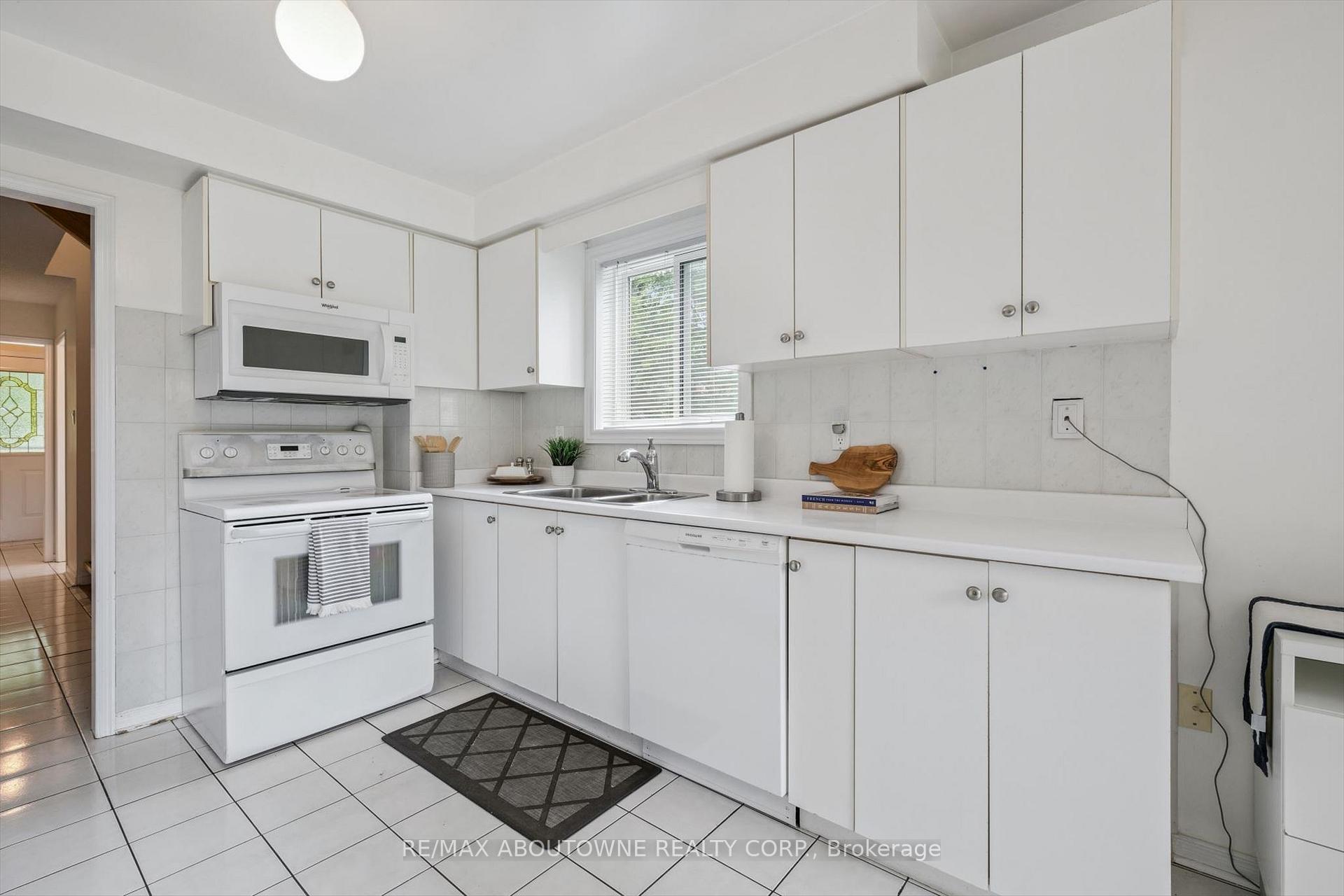 Photo 11 of 416 Marlatt Drive, Oakville, River Oaks — HOMEH