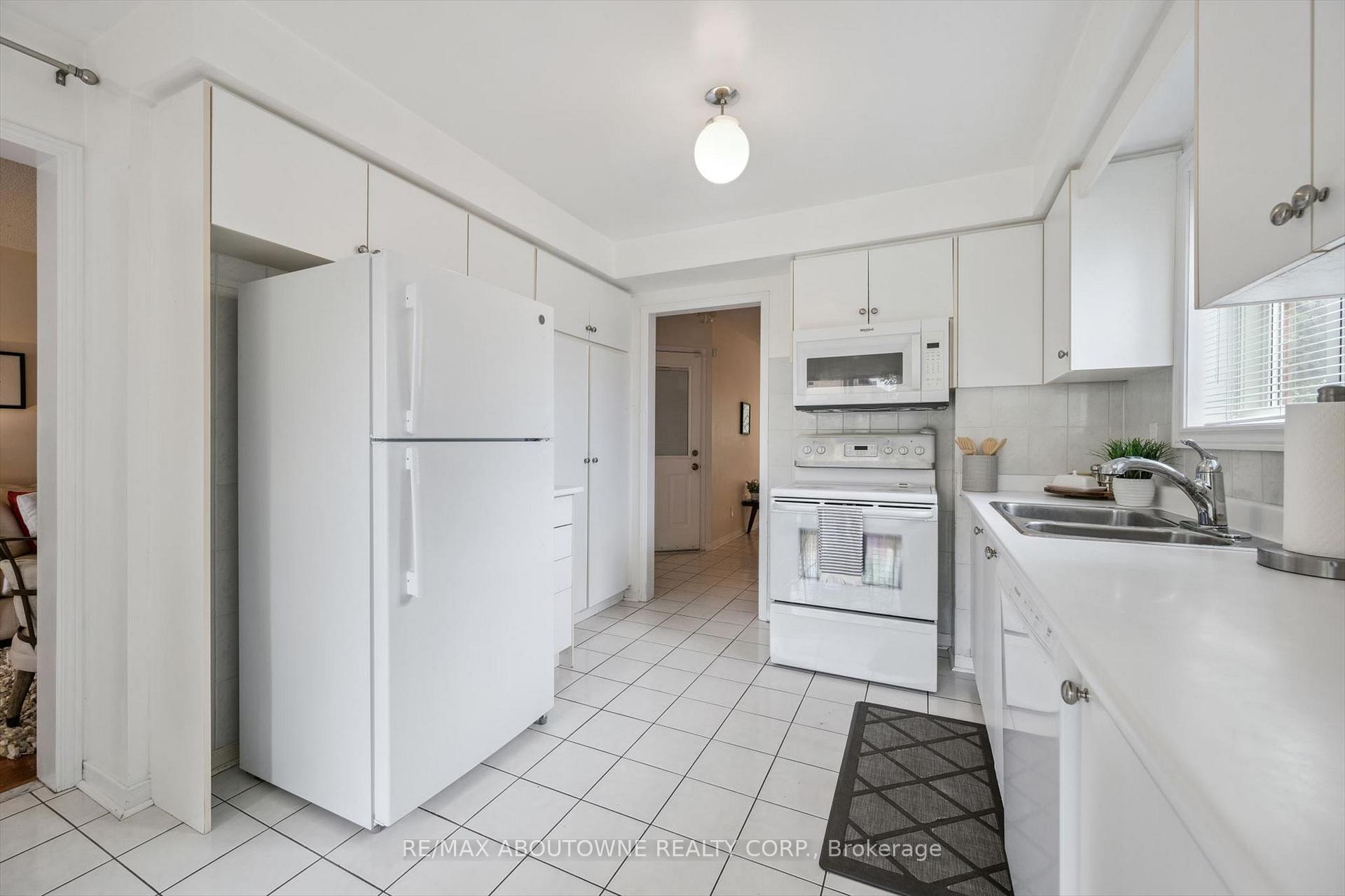 Photo 12 of 416 Marlatt Drive, Oakville, River Oaks — HOMEH