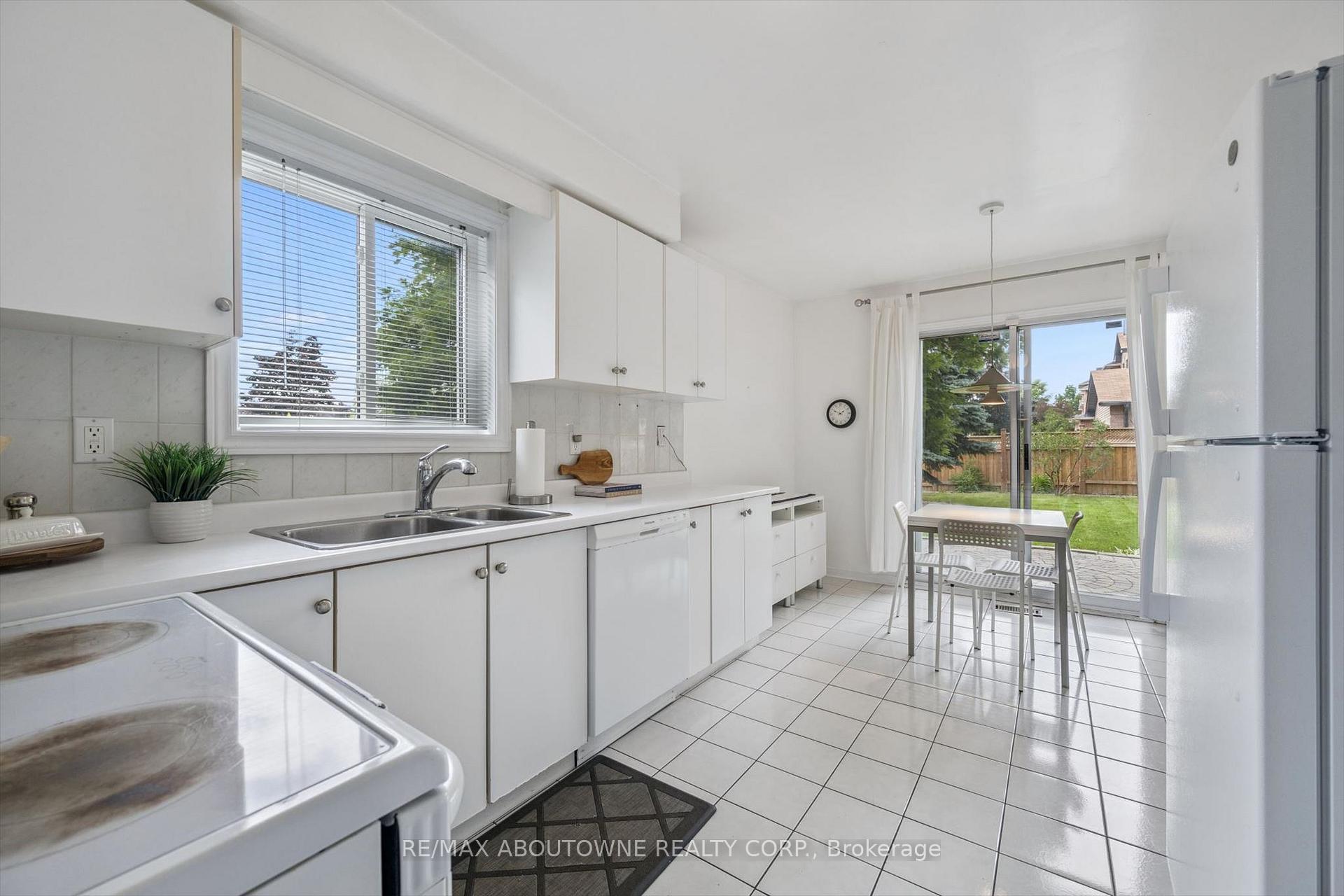 Photo 13 of 416 Marlatt Drive, Oakville, River Oaks — HOMEH