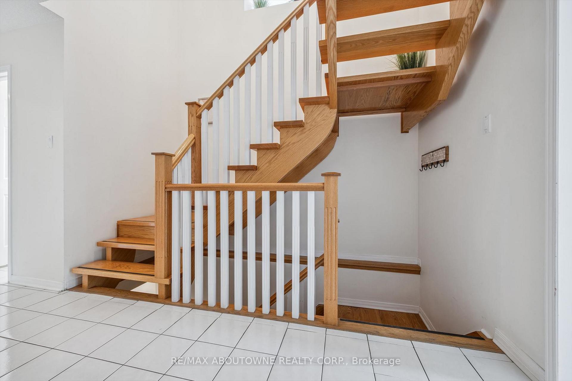 Photo 15 of 416 Marlatt Drive, Oakville, River Oaks — HOMEH