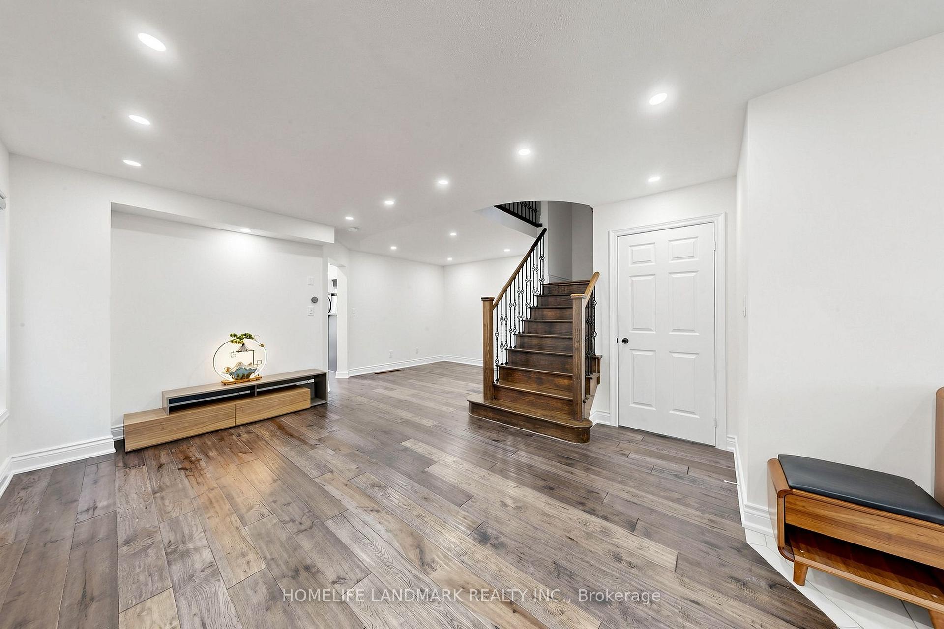 Photo 6 of 199 Purcell Crescent, Vaughan, Maple — HOMEH