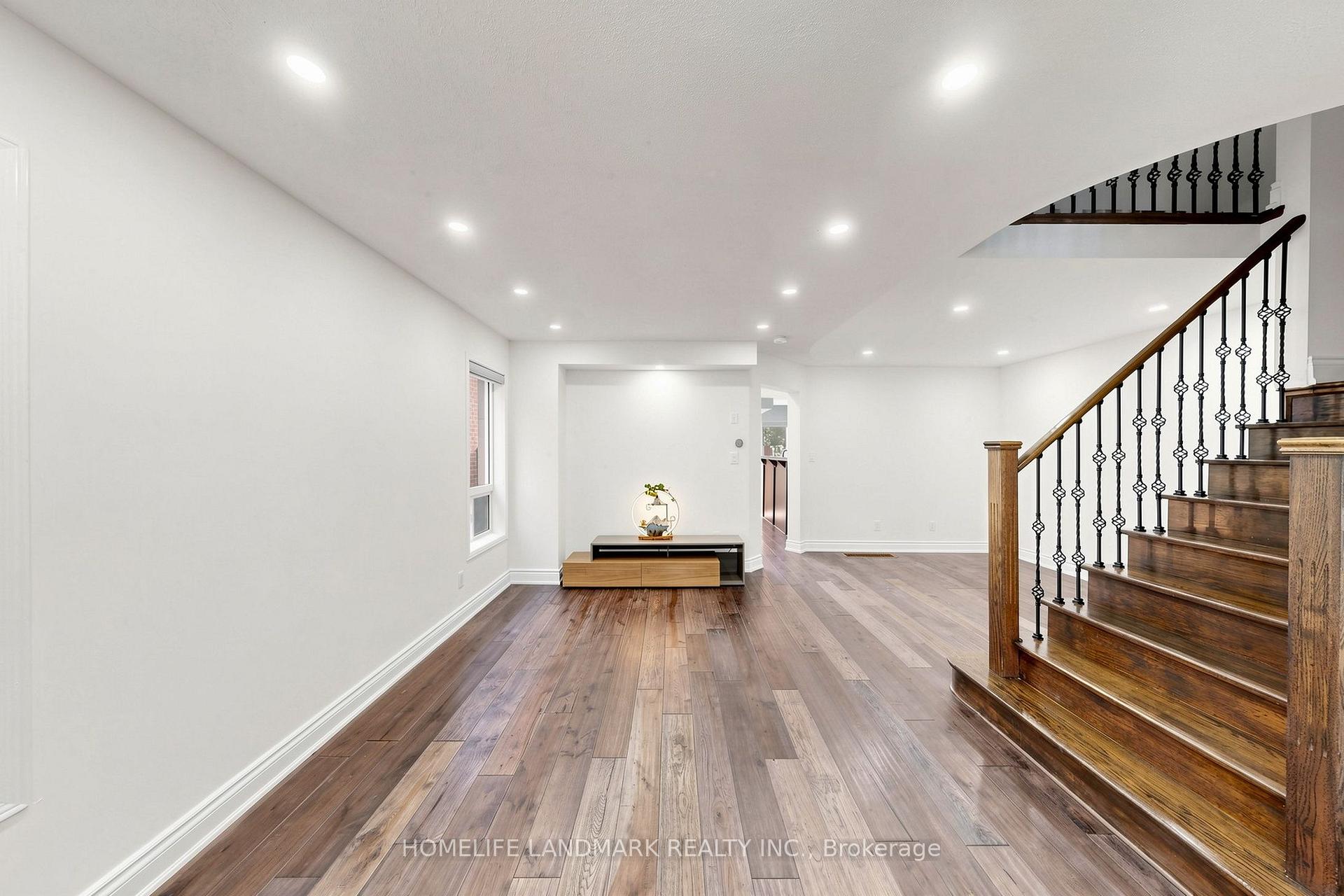 Photo 7 of 199 Purcell Crescent, Vaughan, Maple — HOMEH