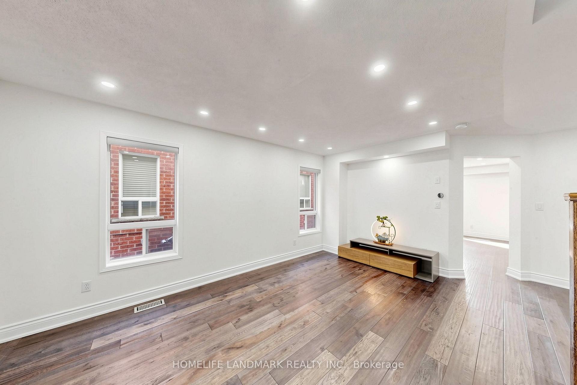 Photo 8 of 199 Purcell Crescent, Vaughan, Maple — HOMEH