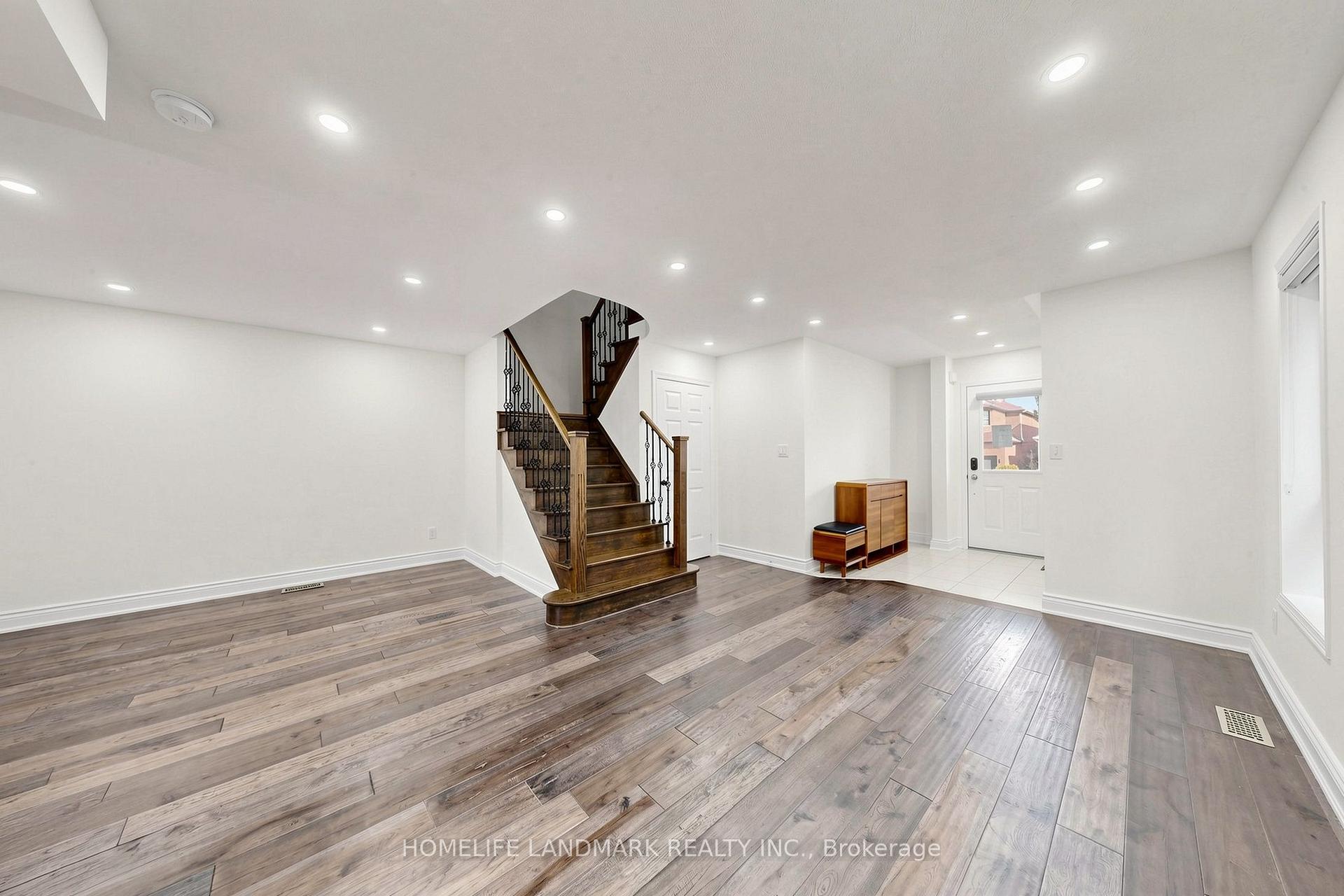Photo 12 of 199 Purcell Crescent, Vaughan, Maple — HOMEH