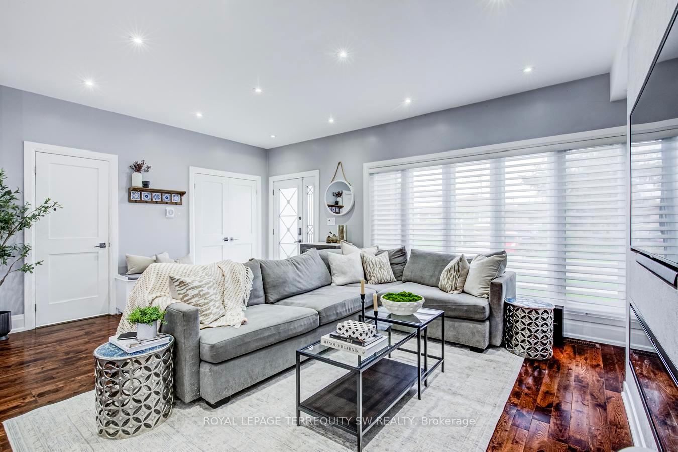 Photo 3 of 888 Fourth Street, Mississauga, Lakeview — HOMEH