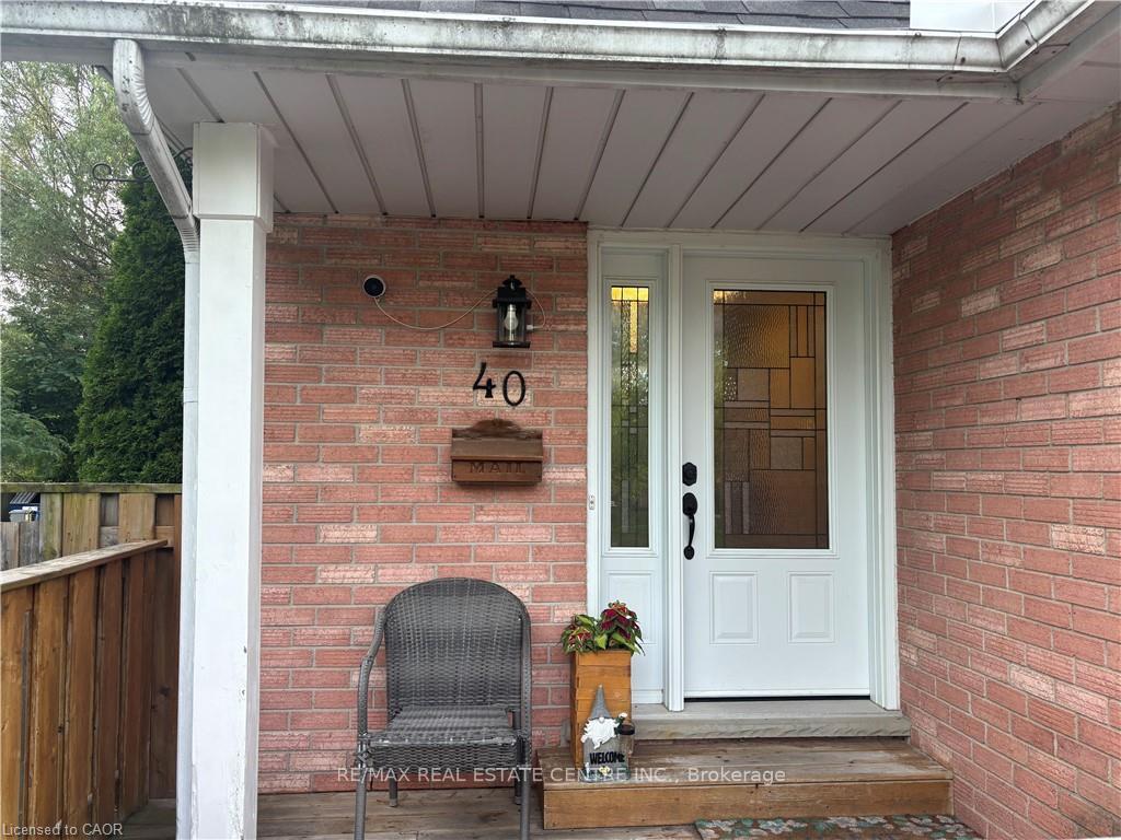 Photo 3 of 40 Caprice Court, Kitchener, Victoria Hills — HOMEH