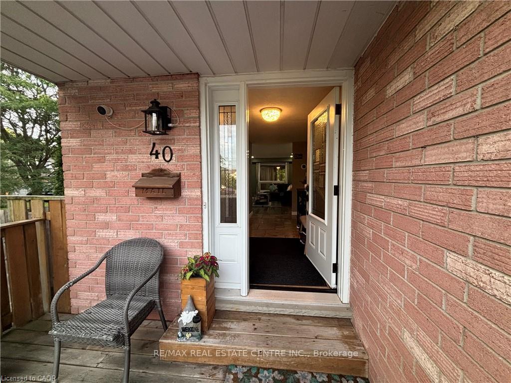 Photo 4 of 40 Caprice Court, Kitchener, Victoria Hills — HOMEH